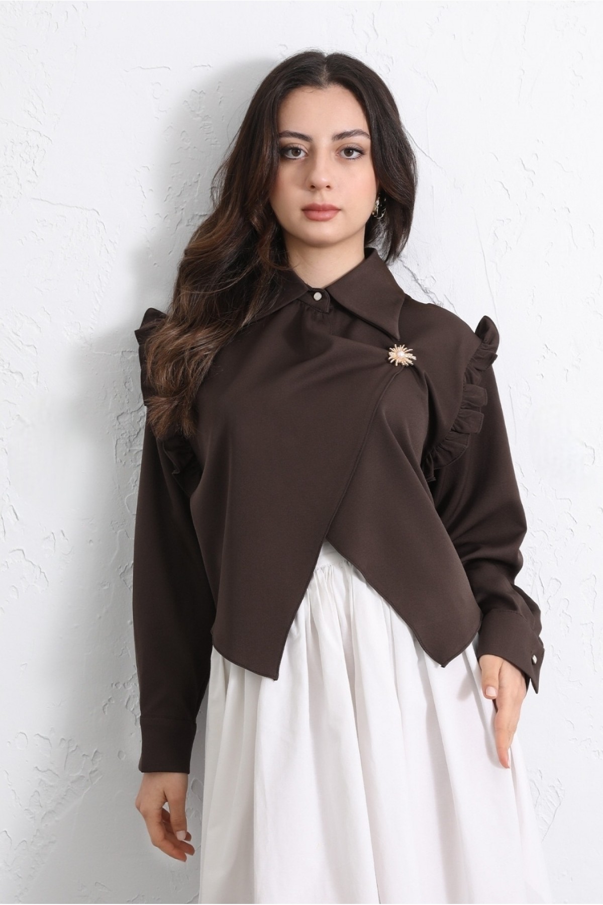 Omuzu Fırfırlı Önü Çapraz Çift Katlı Broş Detaylı Krep Bluz -Kahve