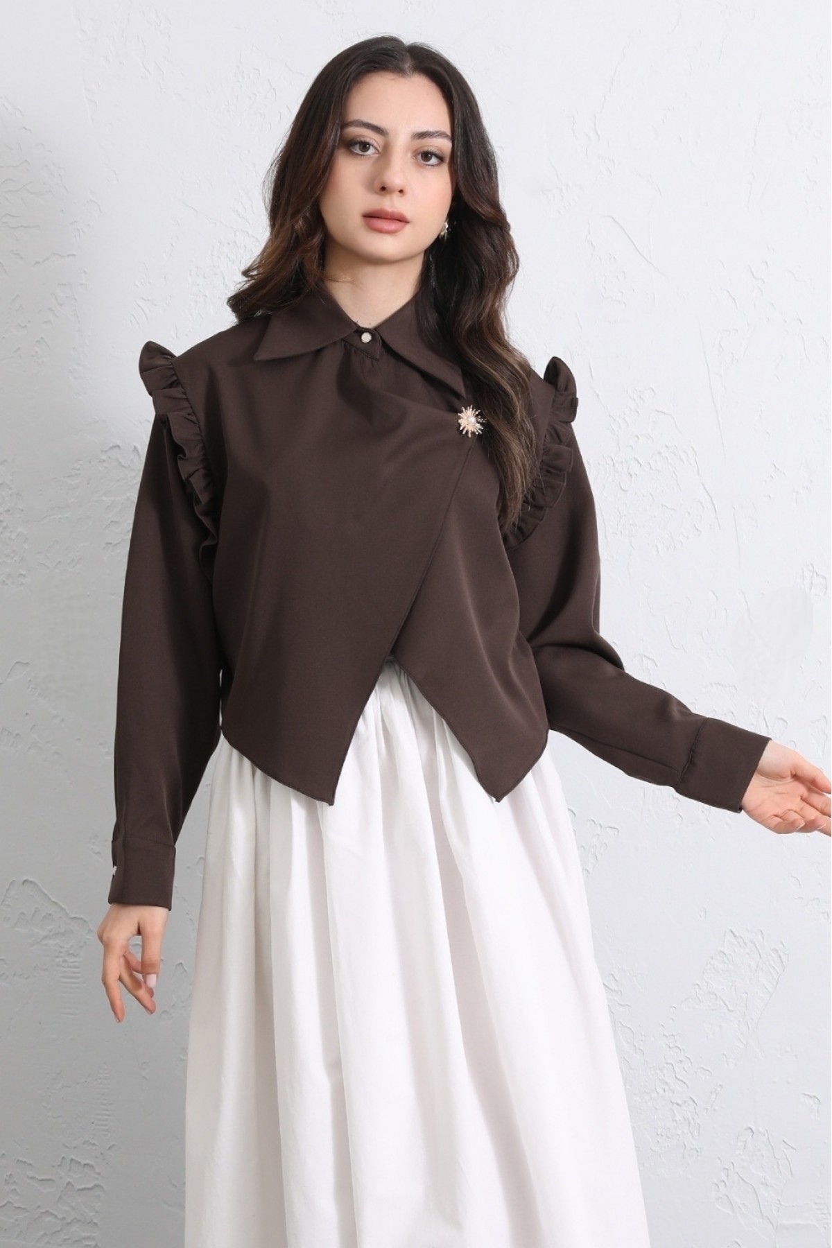 Omuzu Fırfırlı Önü Çapraz Çift Katlı Broş Detaylı Krep Bluz -Kahve