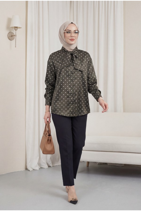 Yakası Fular Detaylı Boydan Düğmeli Puantiyeli Saten Gömlek  -K. Kahve