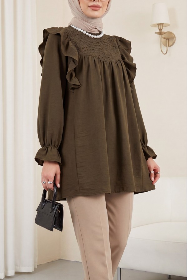 تونيك من الكتان بأكتاف مكشكشة وتطريز من الدانتيل     -بنى