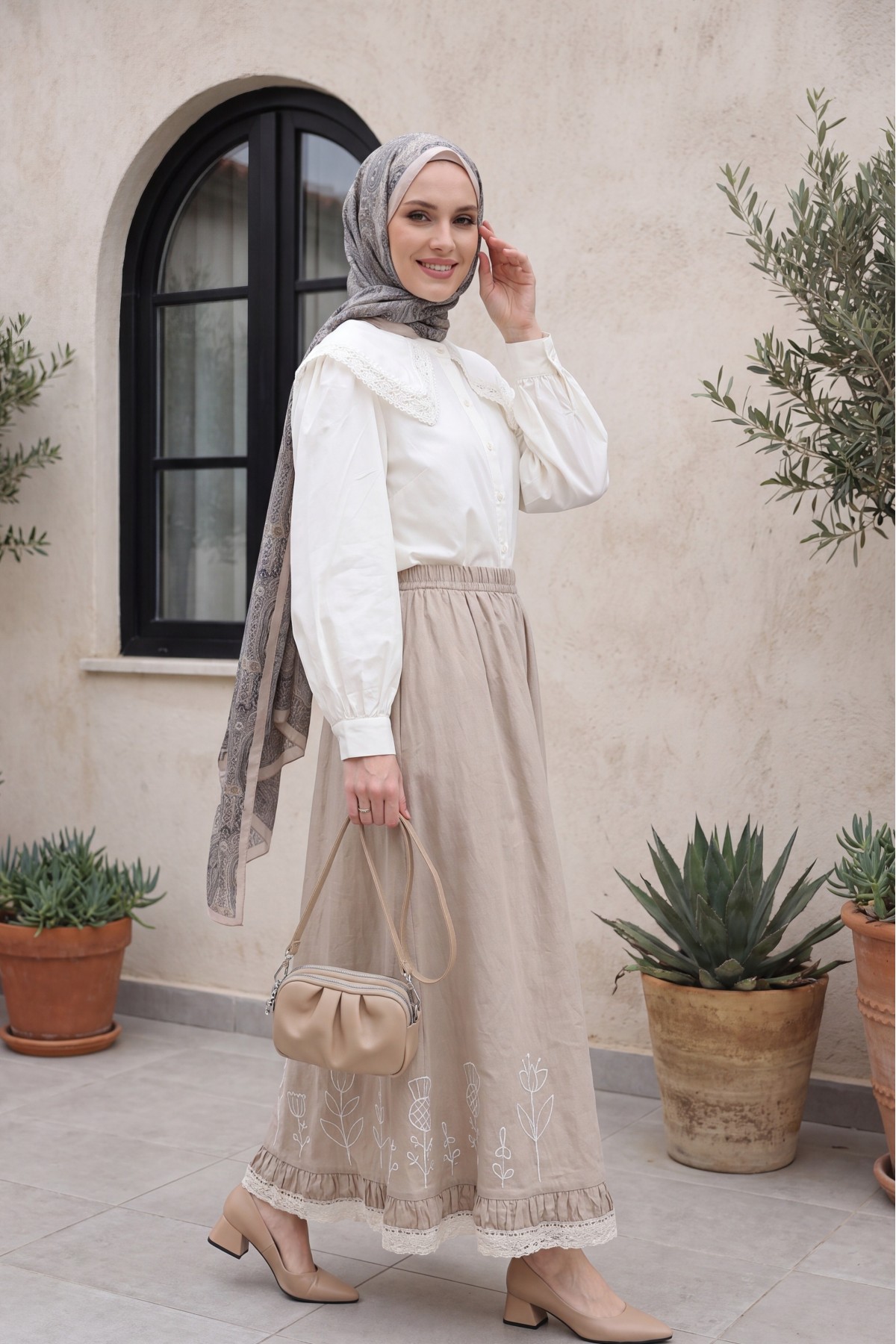 Lace Embroidered Elastic Waist Skirt   -Stone
