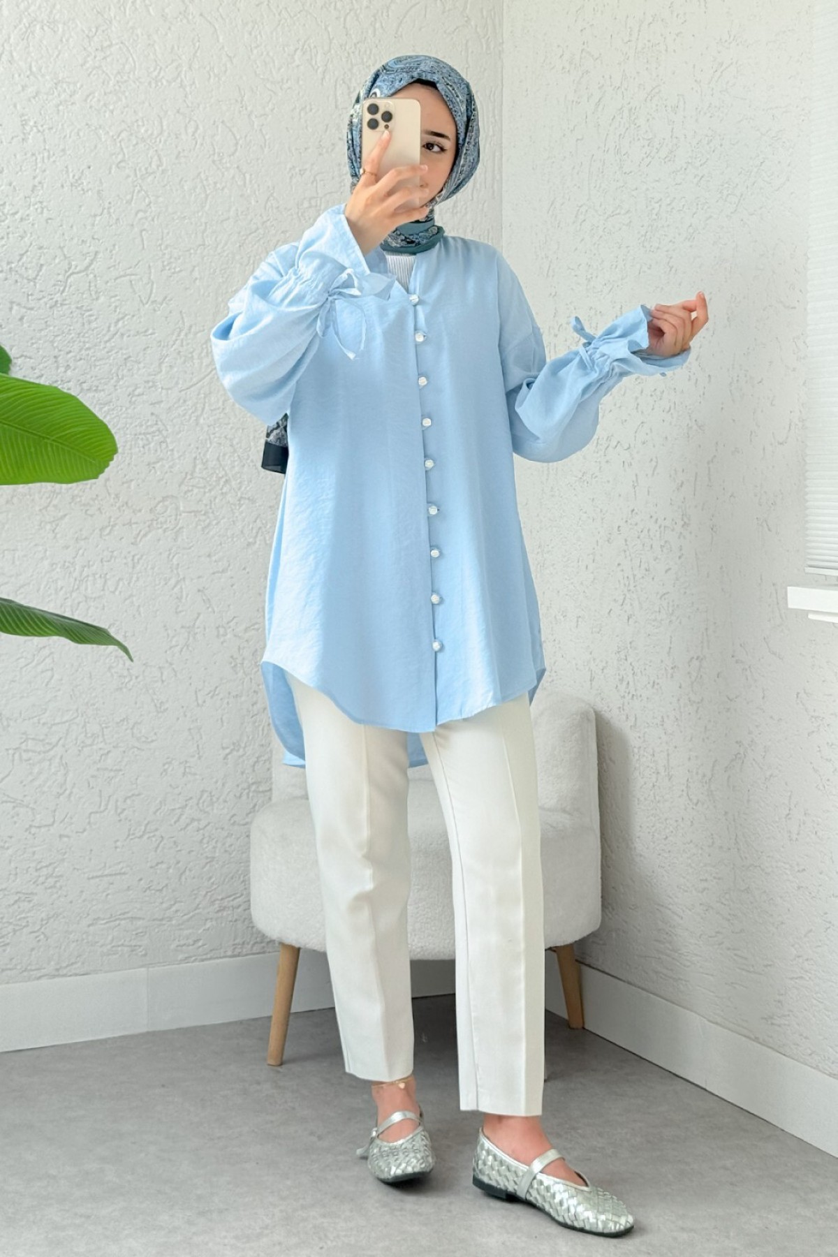 قميص بأكمام طويلة وأزرار من الخلف ودانتيل  -ريشي