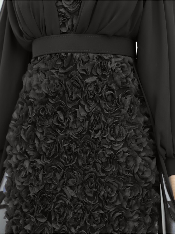 Kabartma Güllü Arkası Şifon Detaylı Kemerli Abiye -Siyah