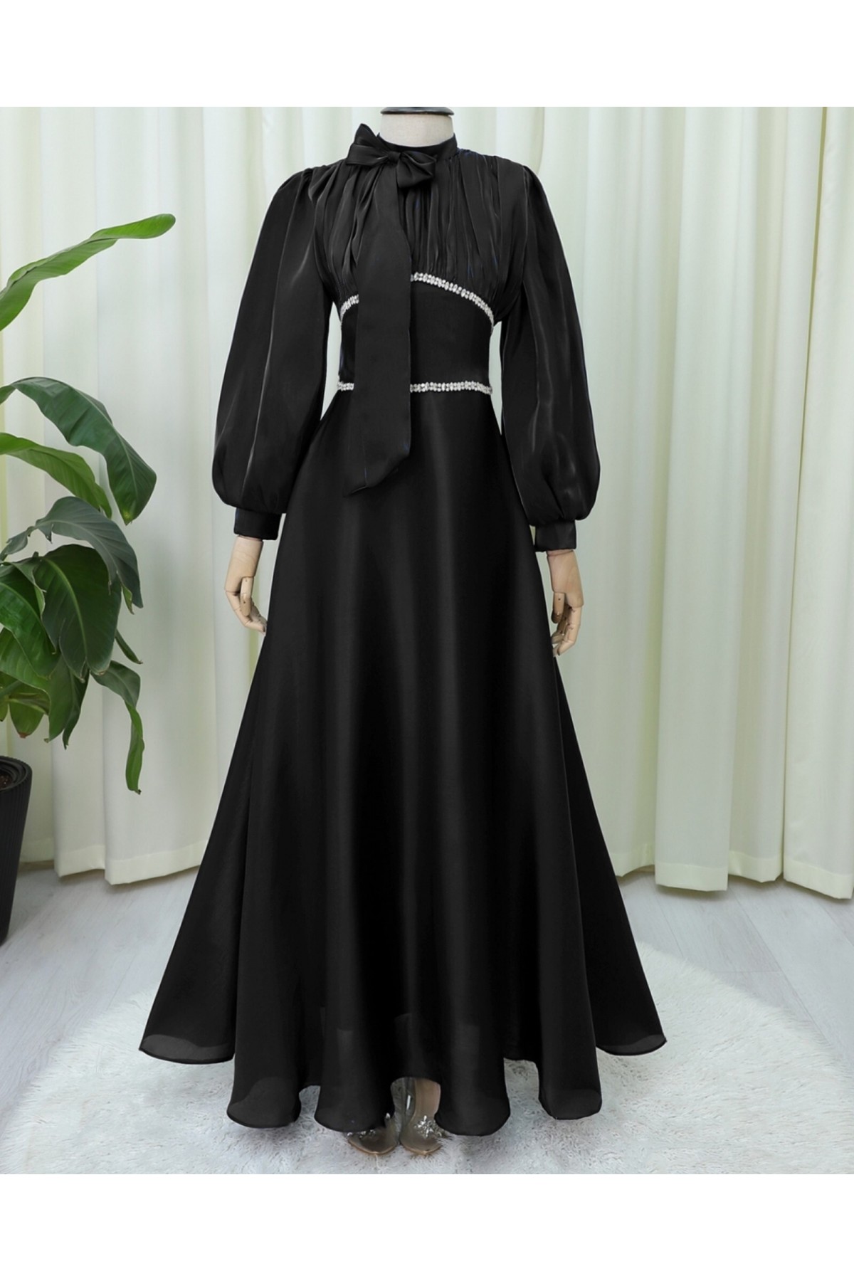 Yakası Fiyonklu Beli Taş Detaylı Balon Kol Abiye -Siyah