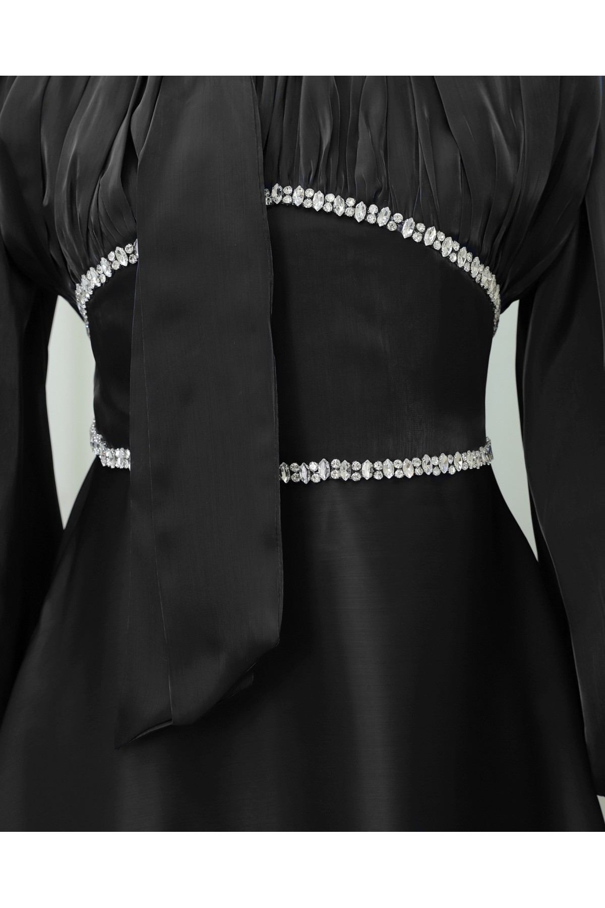 Yakası Fiyonklu Beli Taş Detaylı Balon Kol Abiye -Siyah