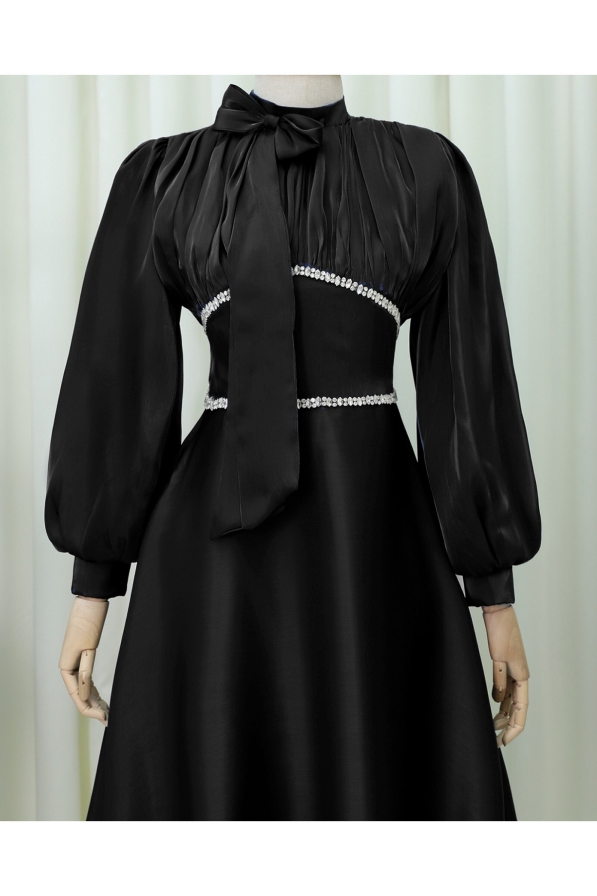 Yakası Fiyonklu Beli Taş Detaylı Balon Kol Abiye -Siyah