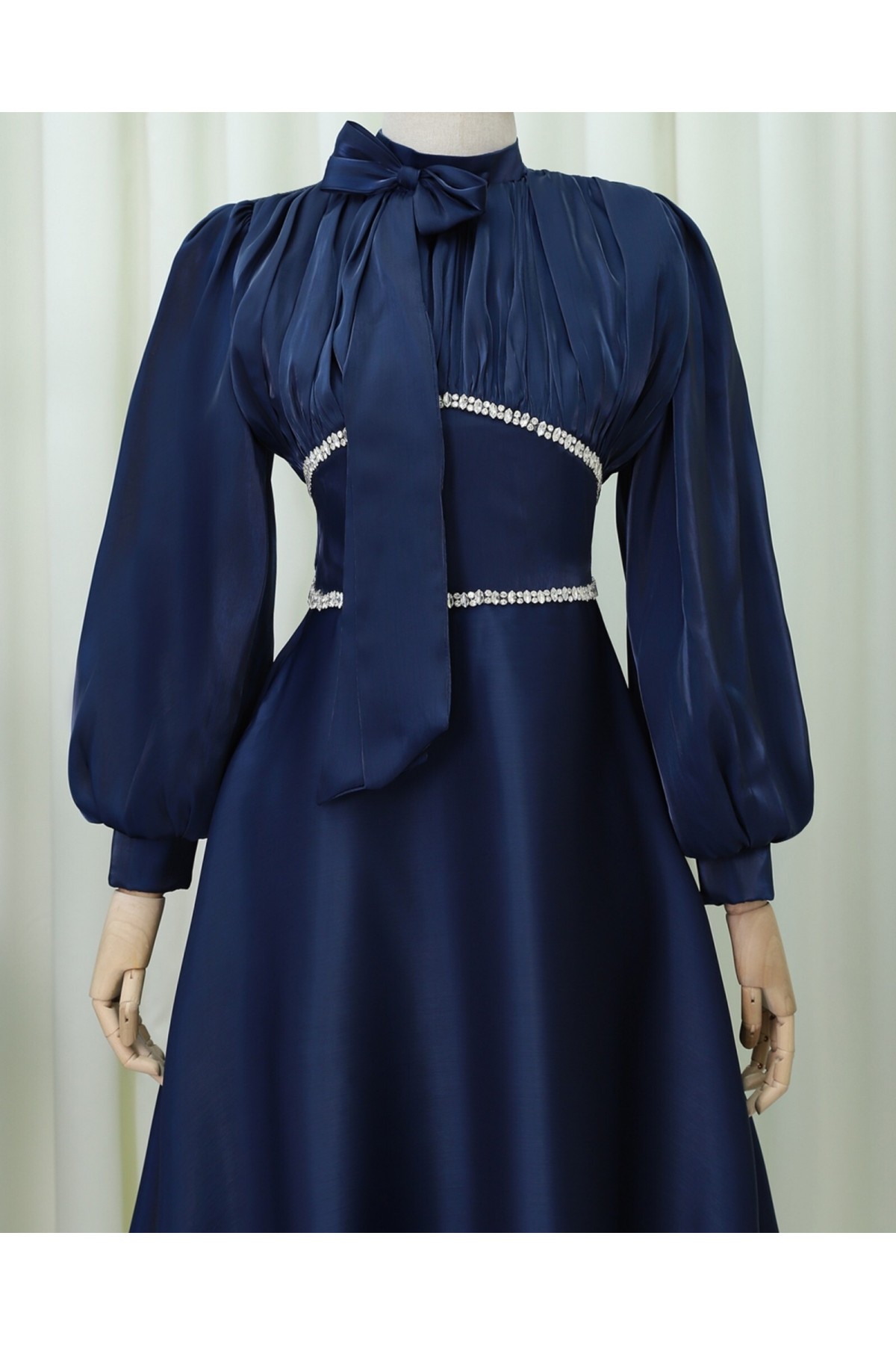 Yakası Fiyonklu Beli Taş Detaylı Balon Kol Abiye -Laci