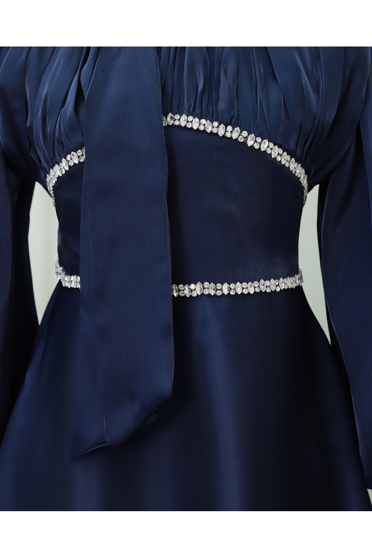 Yakası Fiyonklu Beli Taş Detaylı Balon Kol Abiye -Laci