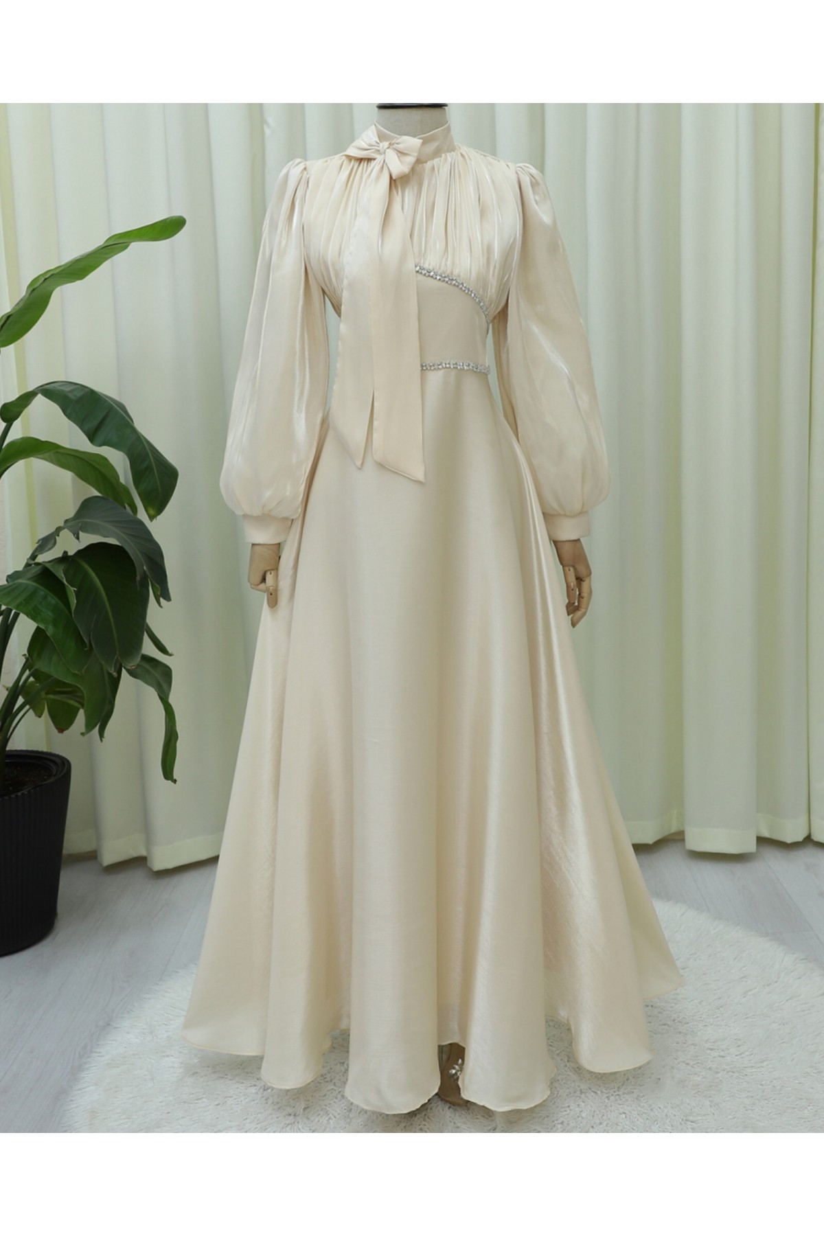 Yakası Fiyonklu Beli Taş Detaylı Balon Kol Abiye -Bej