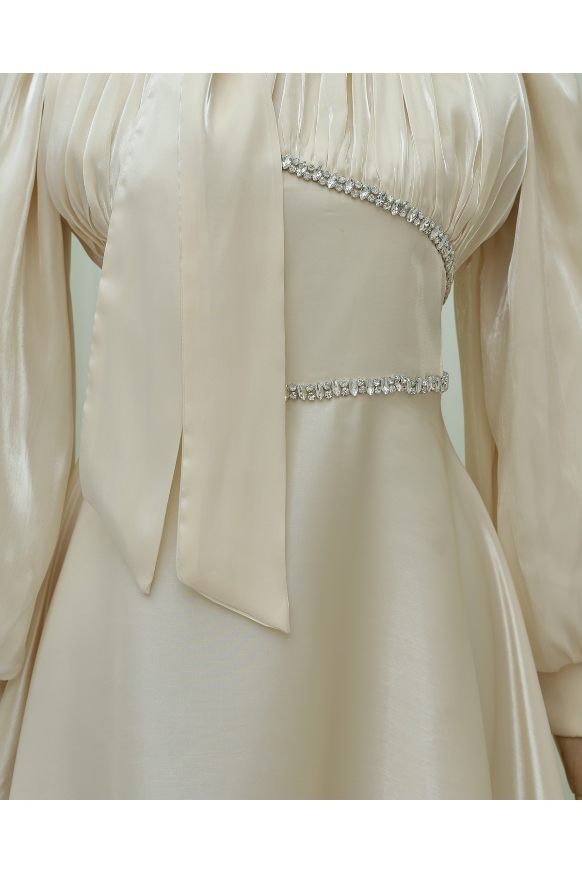 Yakası Fiyonklu Beli Taş Detaylı Balon Kol Abiye -Bej