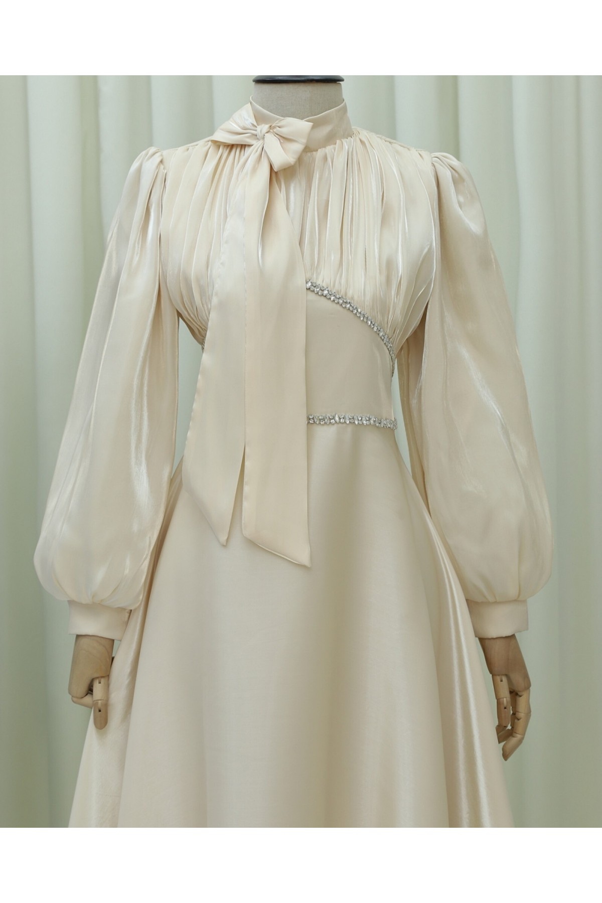 Yakası Fiyonklu Beli Taş Detaylı Balon Kol Abiye -Bej