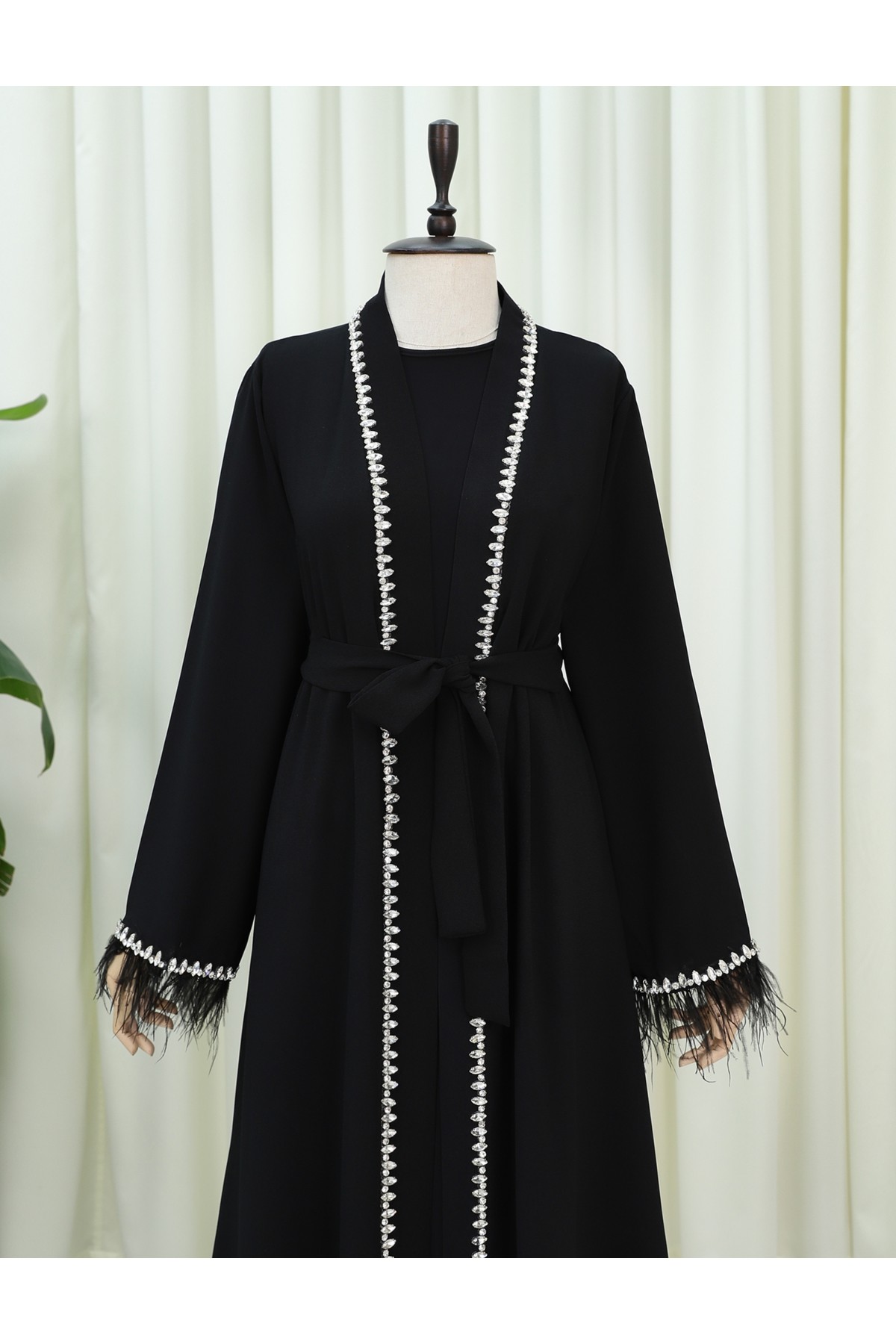 Kolu Tüylü Sıralı Taş Detaylı Kemerli Abaya -Siyah