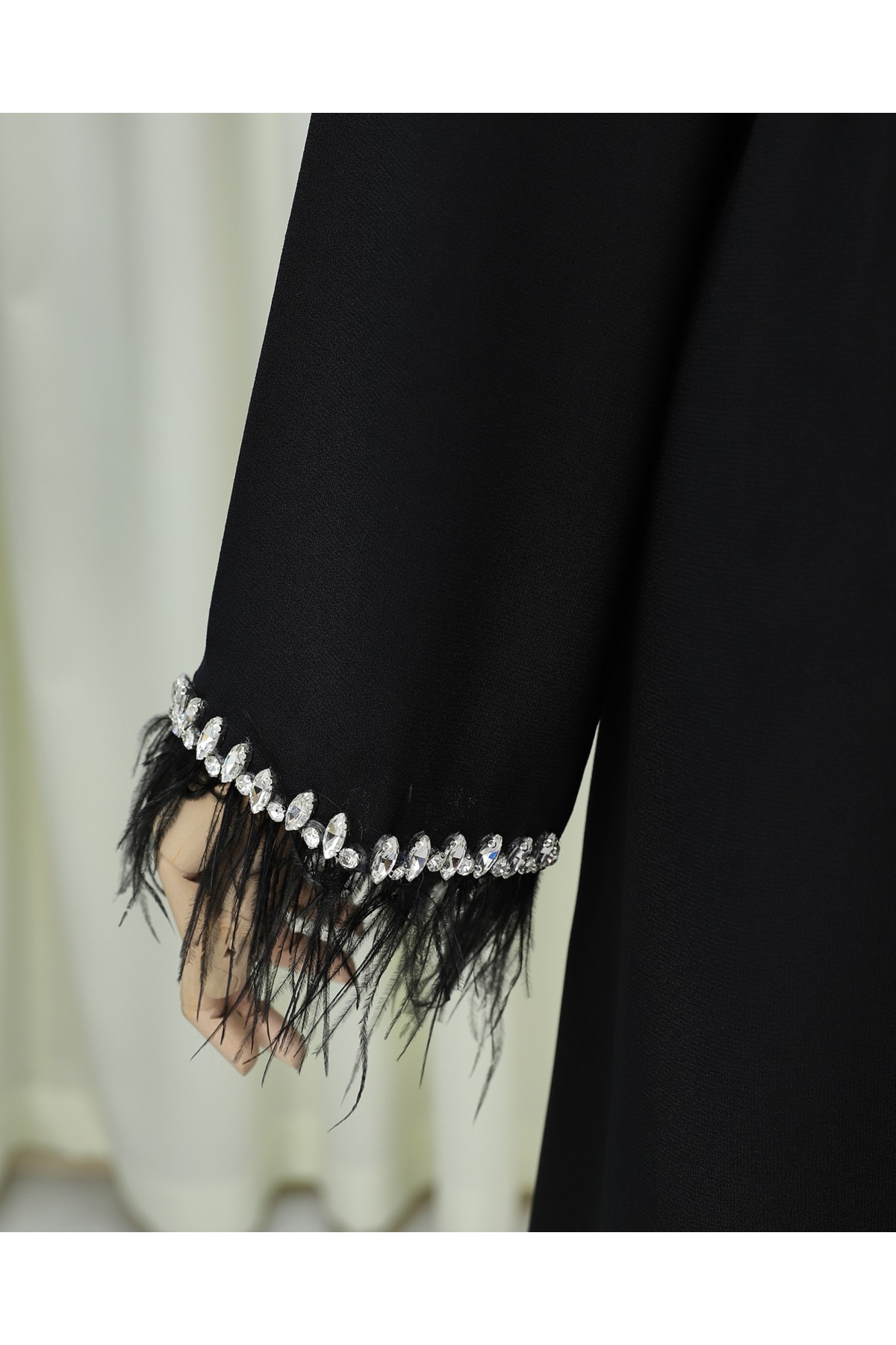 Kolu Tüylü Sıralı Taş Detaylı Kemerli Abaya -Siyah