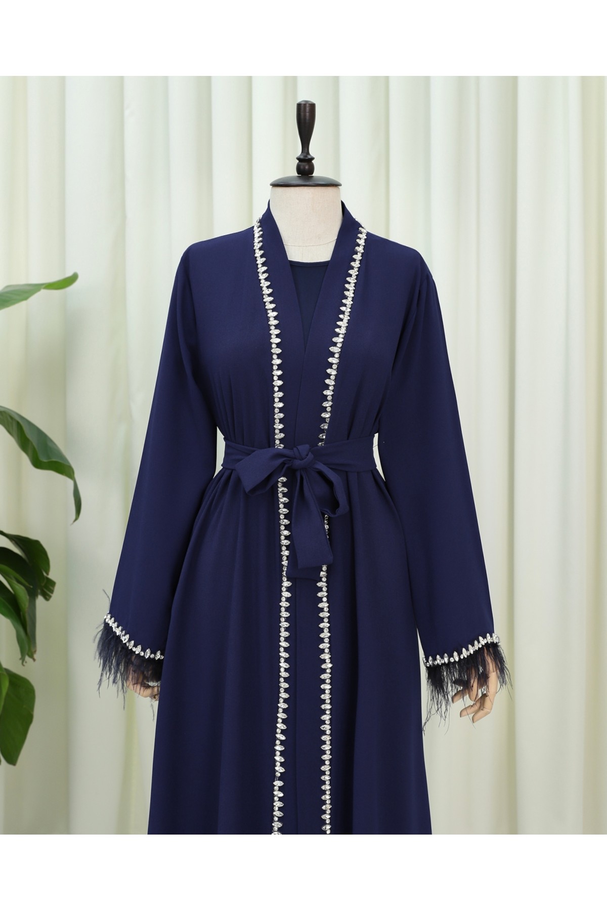 Kolu Tüylü Sıralı Taş Detaylı Kemerli Abaya  -Laci