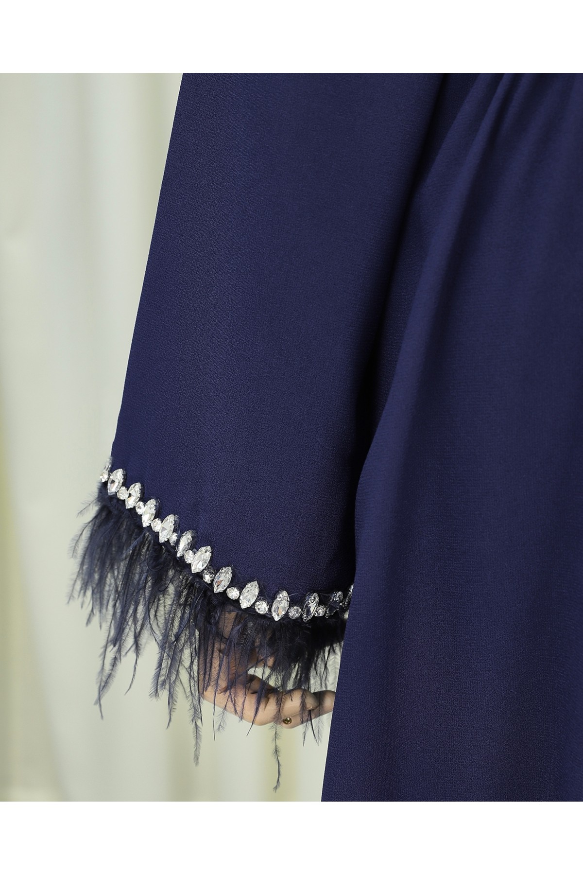 Kolu Tüylü Sıralı Taş Detaylı Kemerli Abaya  -Laci
