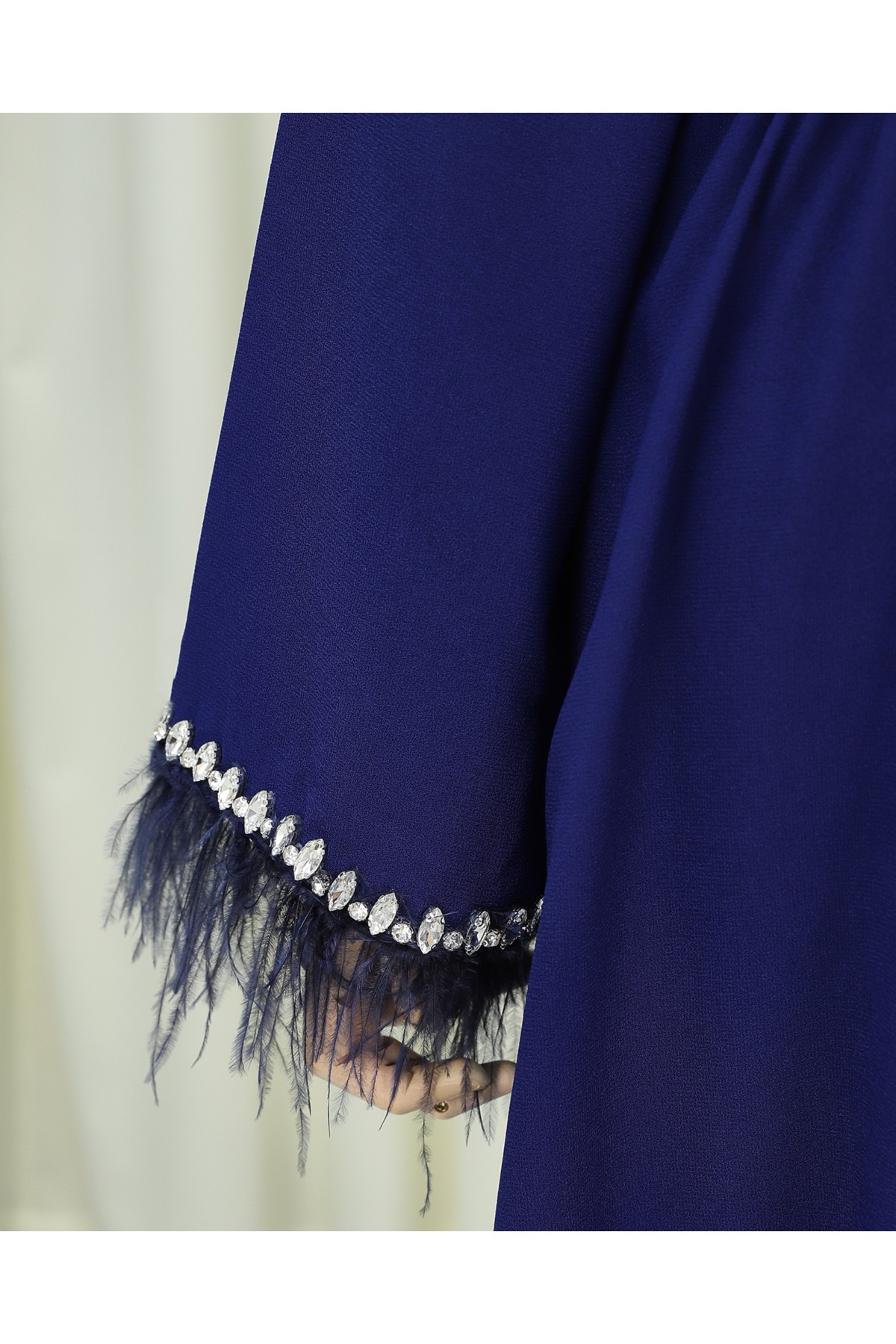 Kolu Tüylü Sıralı Taş Detaylı Kemerli Abaya -Saks