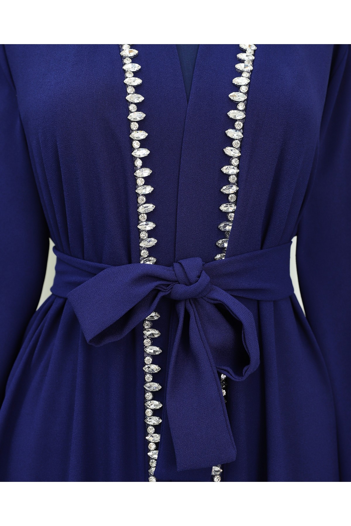 Kolu Tüylü Sıralı Taş Detaylı Kemerli Abaya -Saks