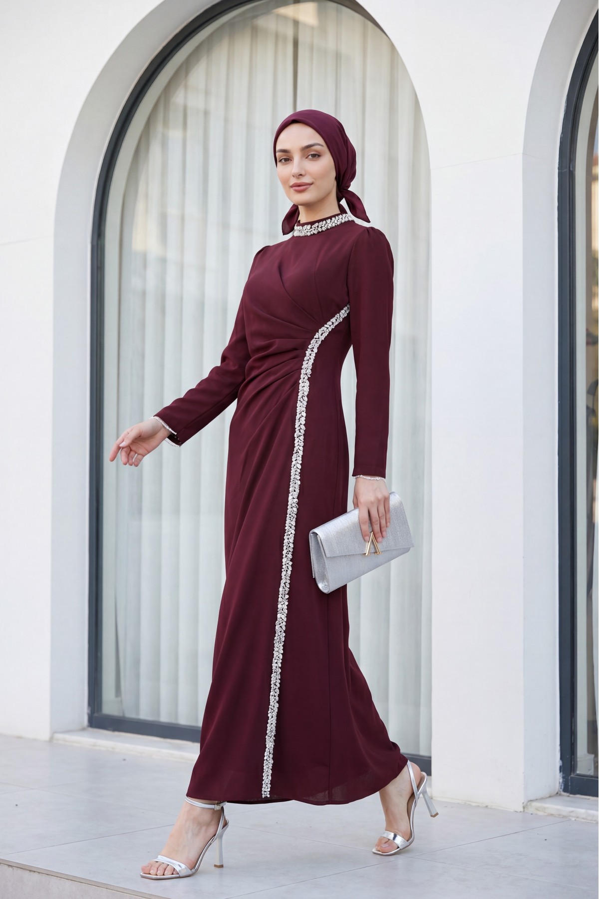 فستان سهرة من الكريب مزين بأحجار على خط العنق والجوانب -بوردو غامق