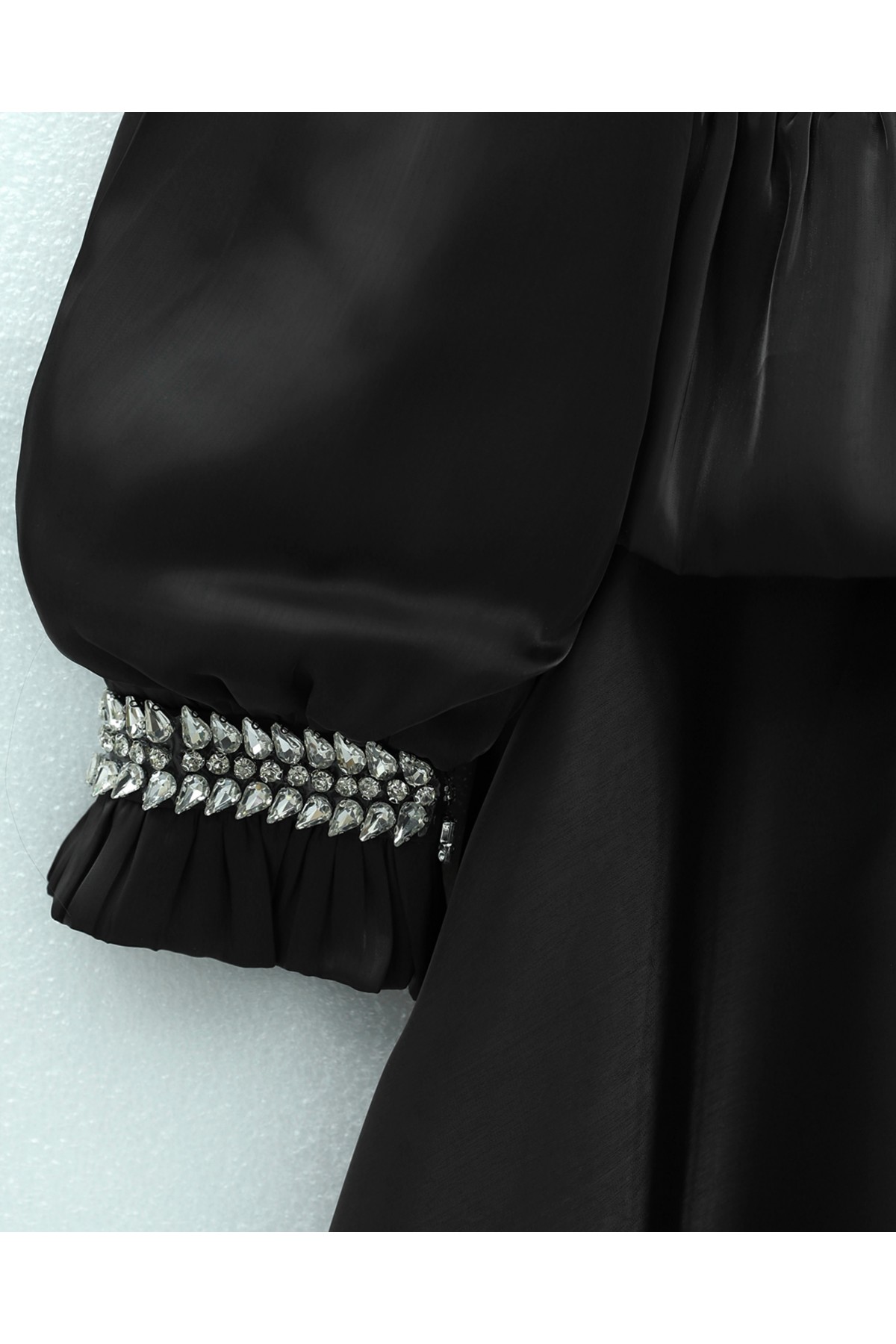 Beli Volan Detaylı Taşlı Janjan Saten Abiye -Siyah