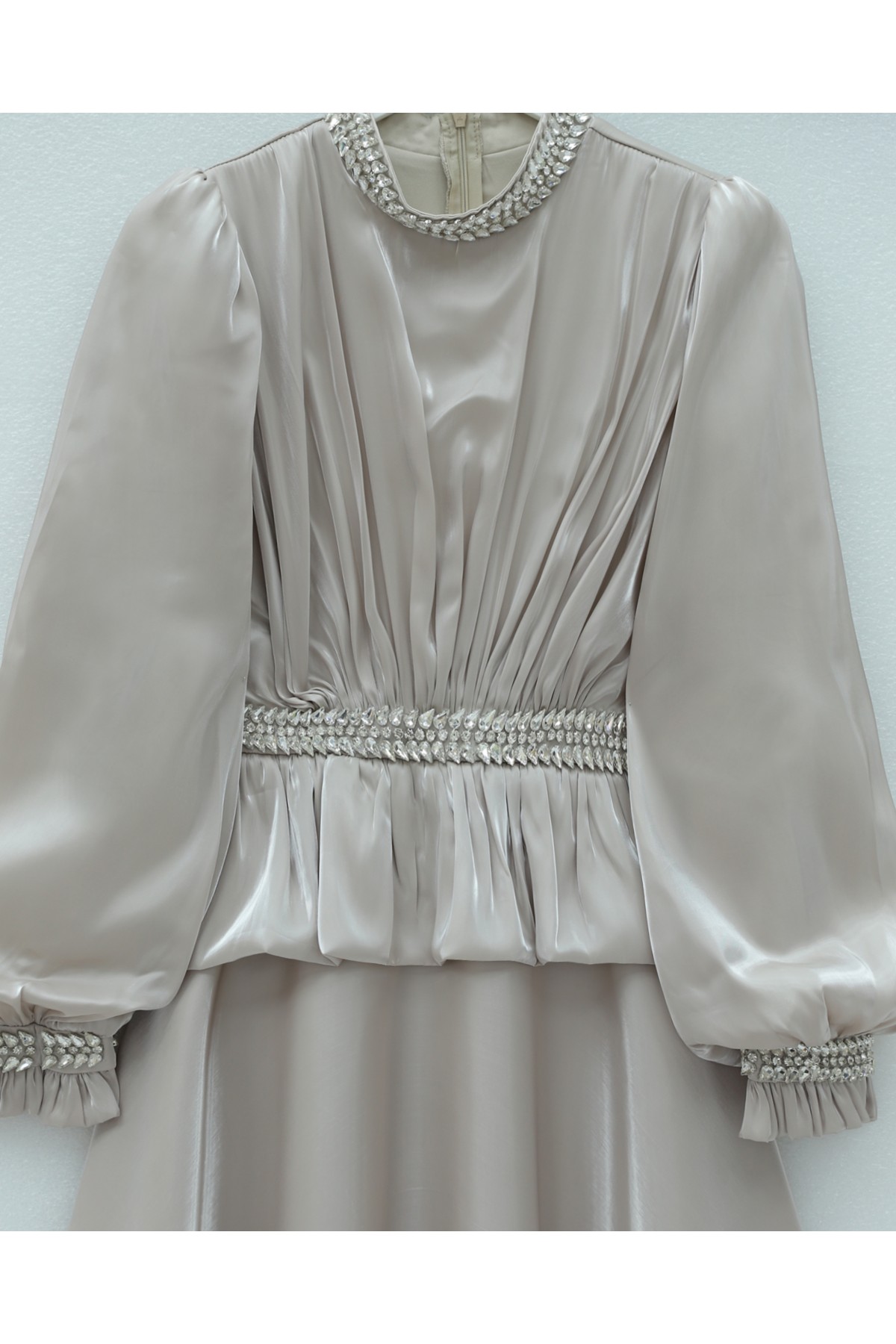 Beli Volan Detaylı Taşlı Janjan Saten Abiye -Taş
