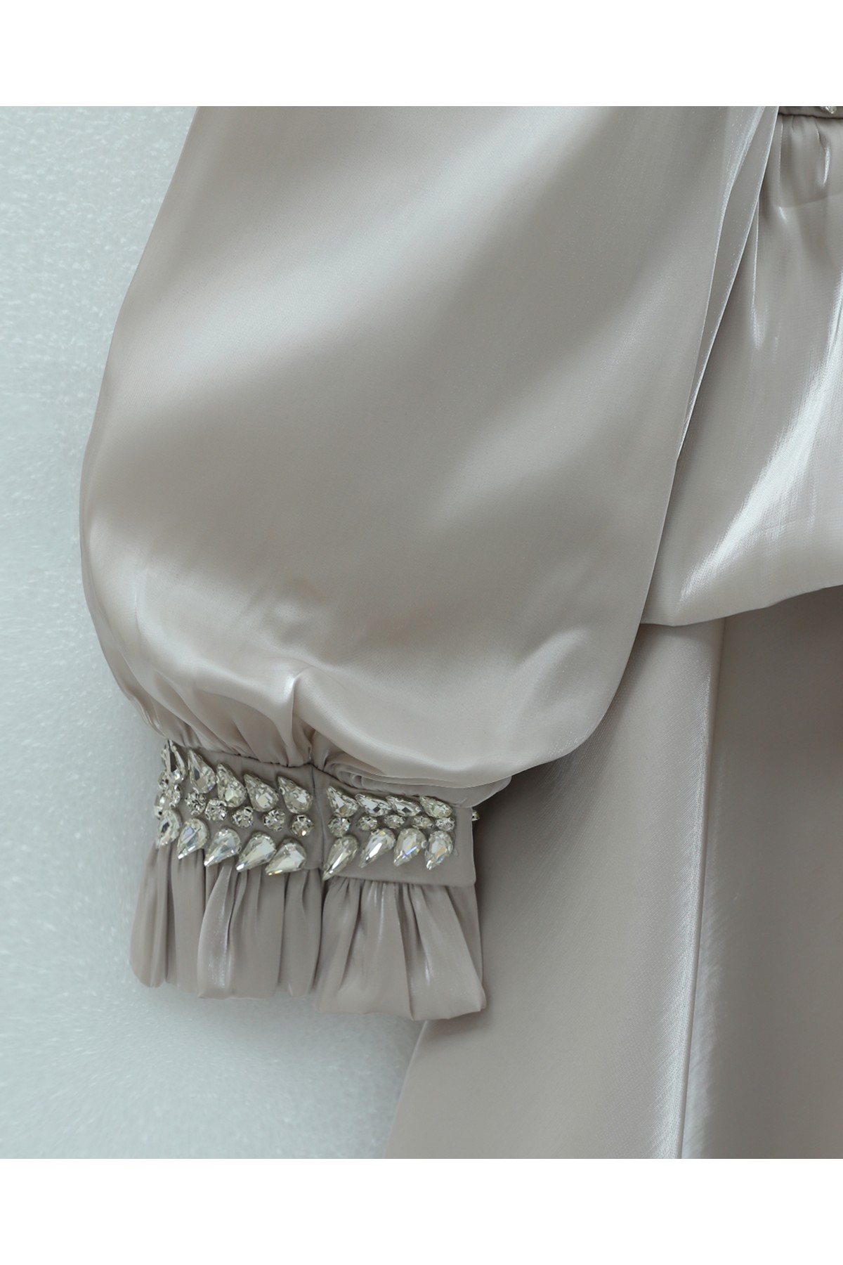 Beli Volan Detaylı Taşlı Janjan Saten Abiye -Taş