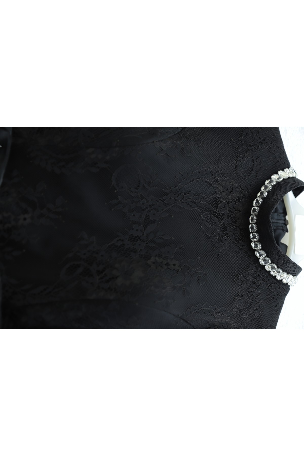 Dik Yaka Kolları Janjan Şifon Kemerli Dantel Elbise -Siyah