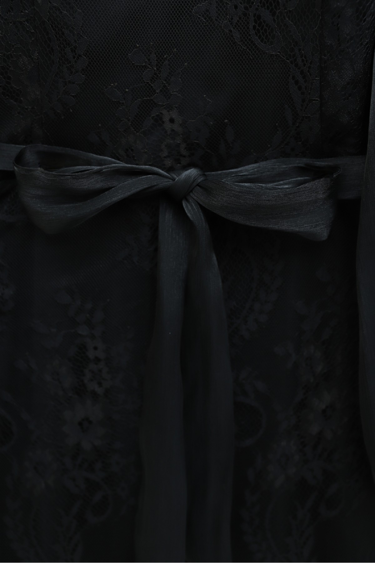 Dik Yaka Kolları Janjan Şifon Kemerli Dantel Elbise -Siyah