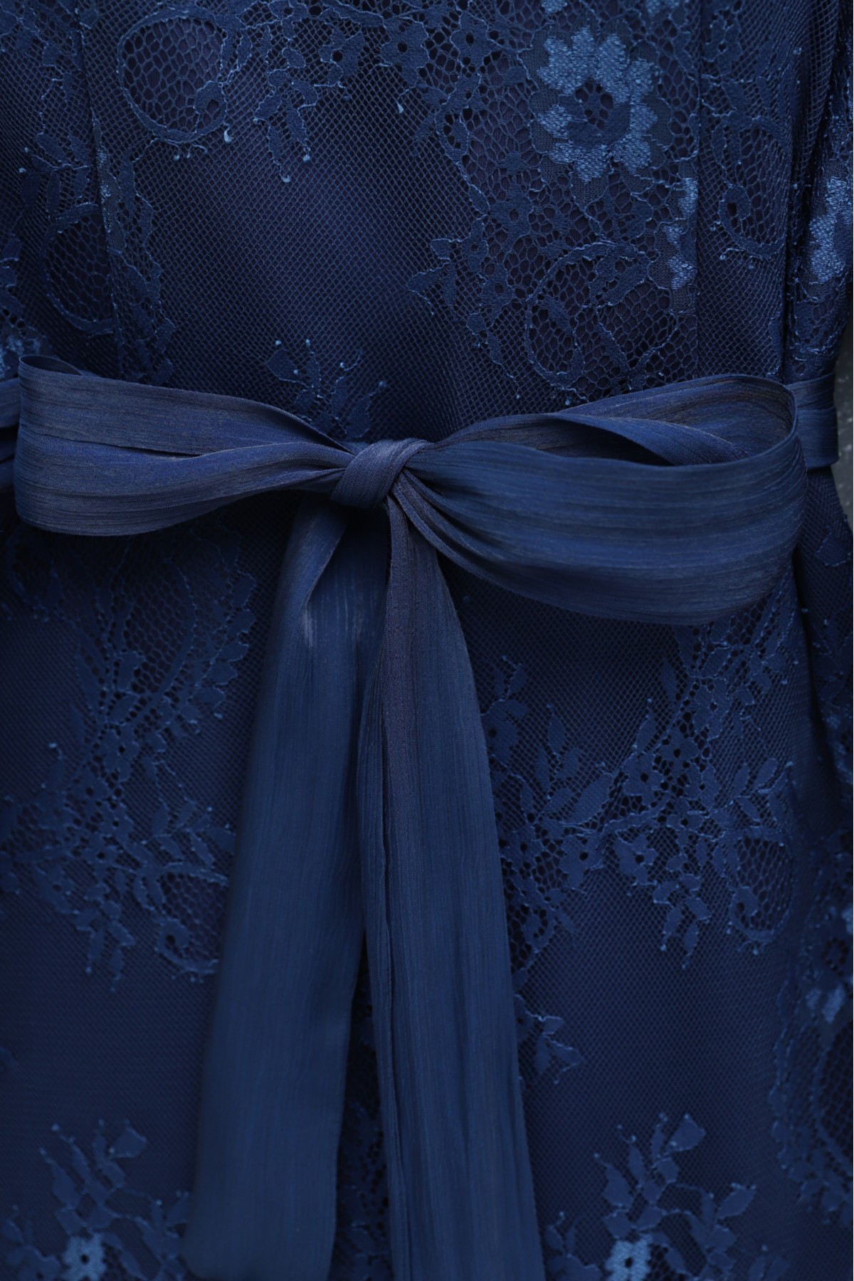 Dik Yaka Kolları Janjan Şifon Kemerli Dantel Elbise -Laci