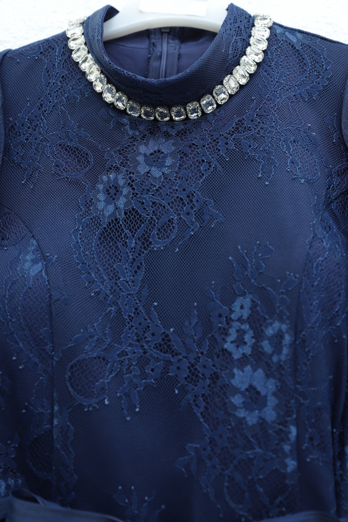 Dik Yaka Kolları Janjan Şifon Kemerli Dantel Elbise -Laci