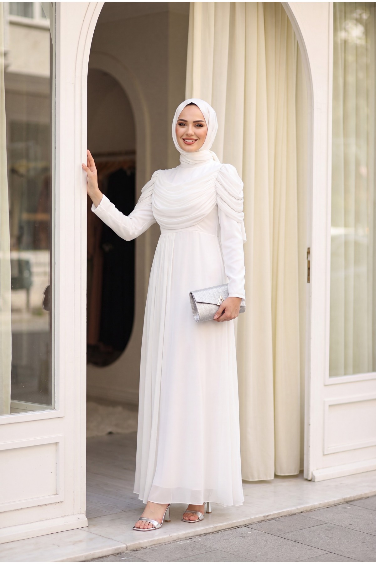 فستان سهرة من الساتان مزين بتفاصيل من الشيفون اللامع، ووجه أمامي، وكتفين مزينين. -أبيض