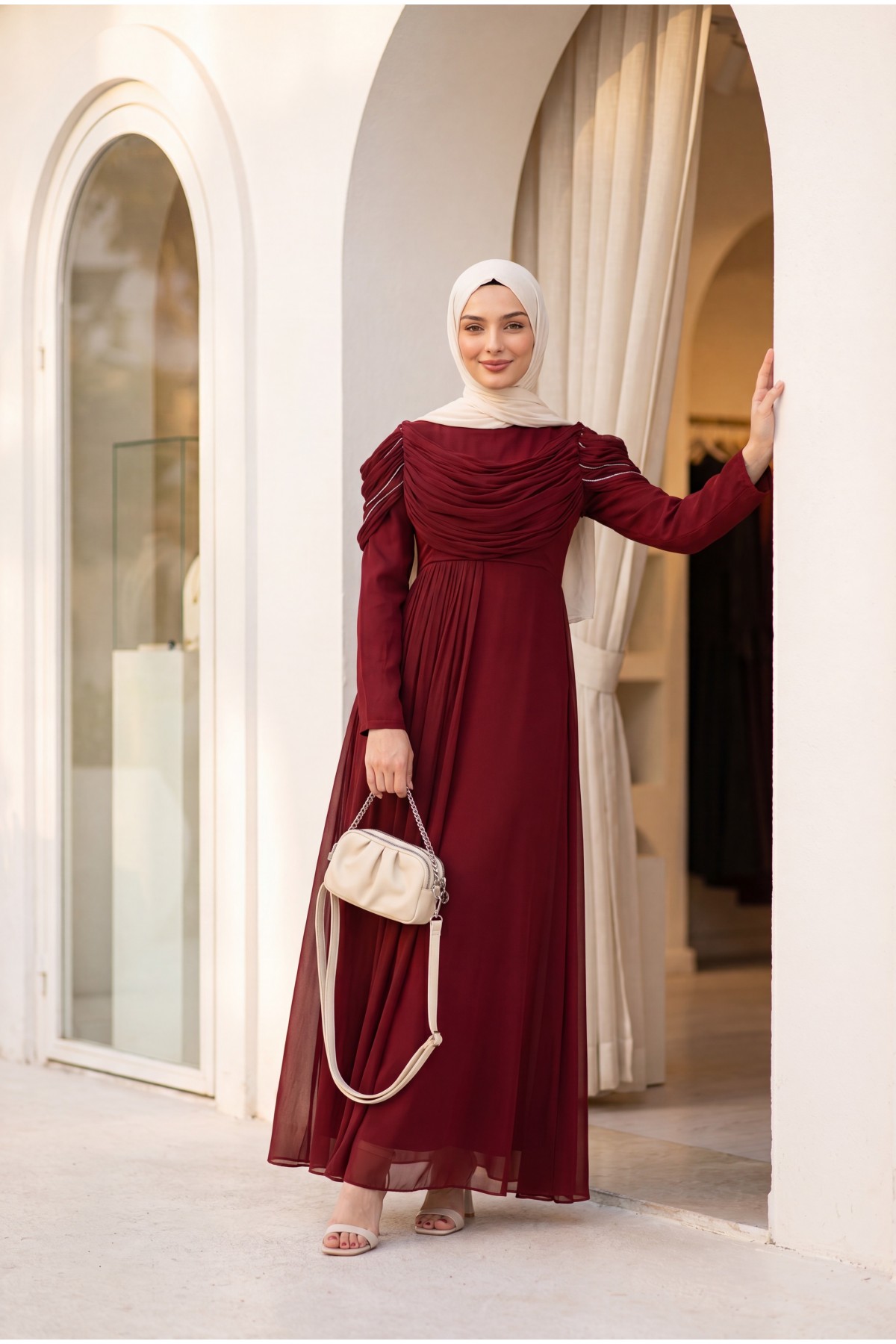 فستان سهرة من الساتان مزين بتفاصيل من الشيفون اللامع، ووجه أمامي، وكتفين مزينين. -بوردو