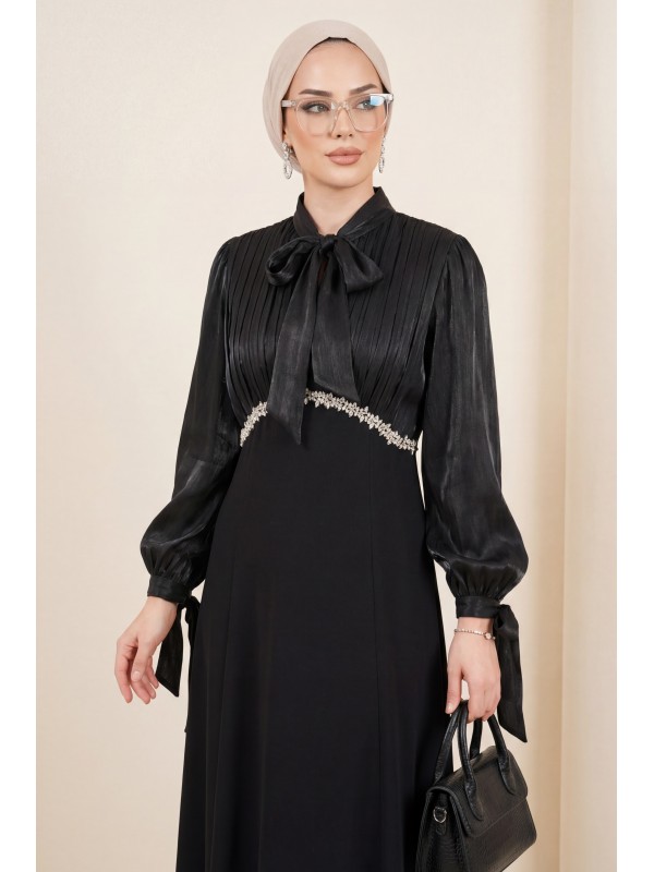 Yakası ve Kolları Bağcıklı Üstü Piliseli Janjan Saten Eteği Krep Elbise -Siyah