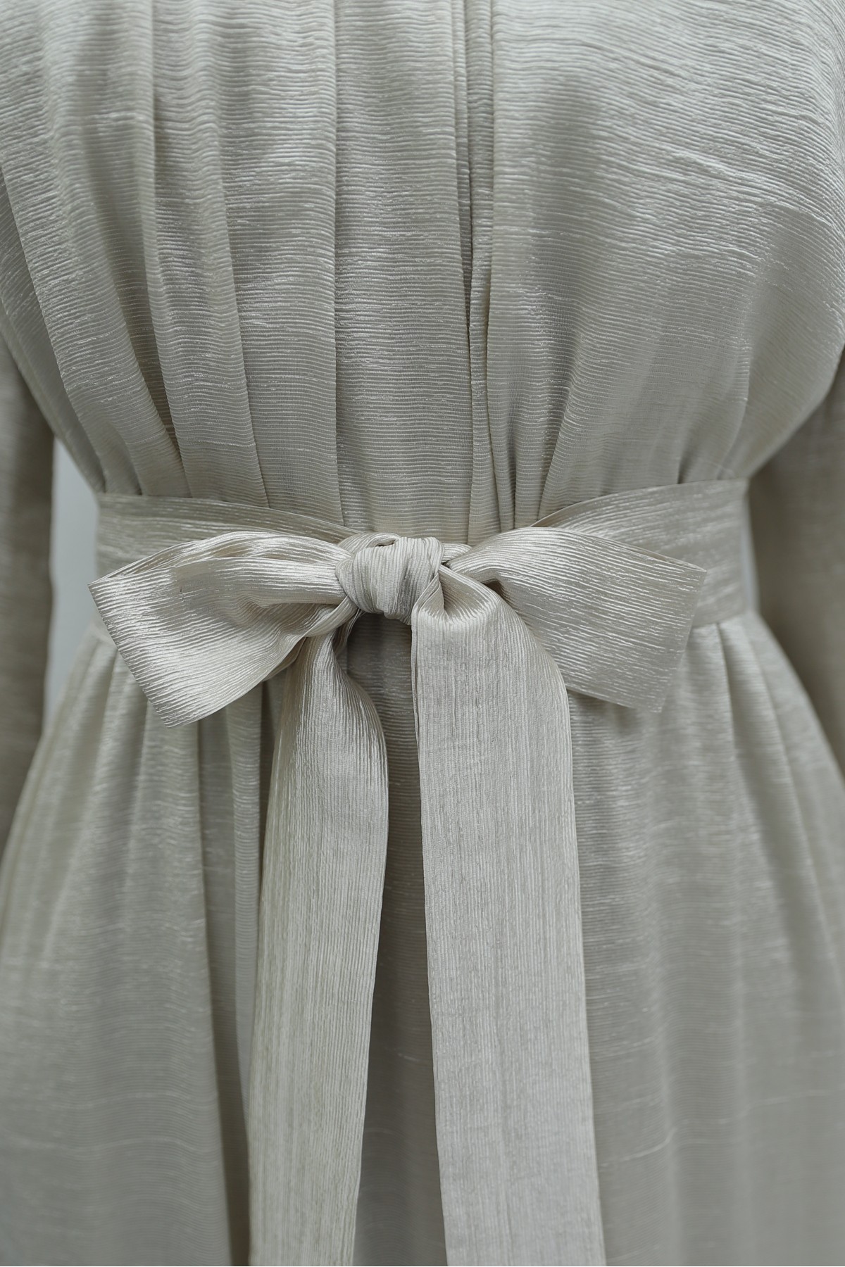 Long dress with ruffled neckline and hem, elasticated sleeves, crinkle crepe lining. -Stone