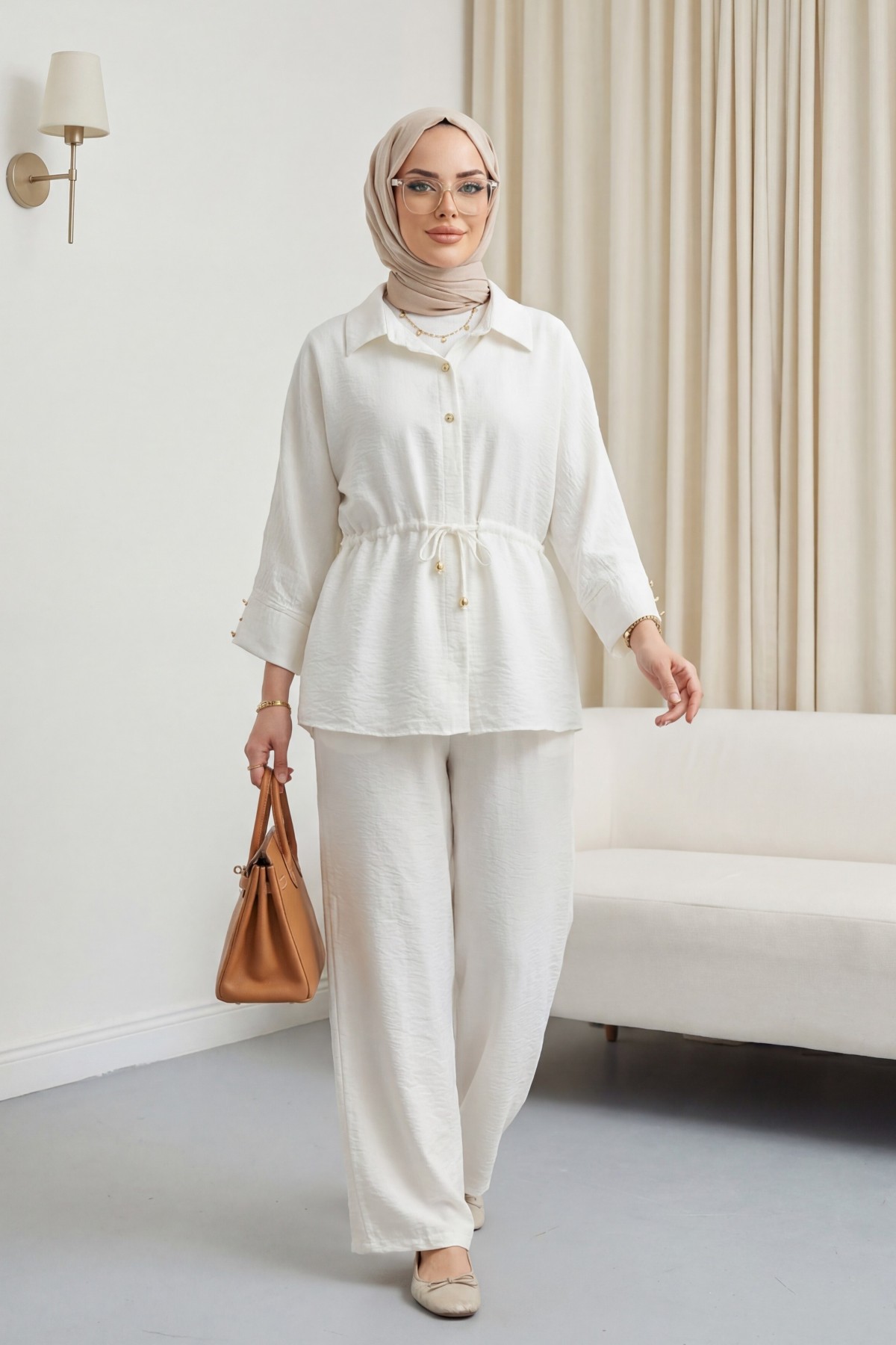 طقم قطني مجعد مع رباط سحب نفق وبنطال بخصر مطاطي.  -أبيض سكري