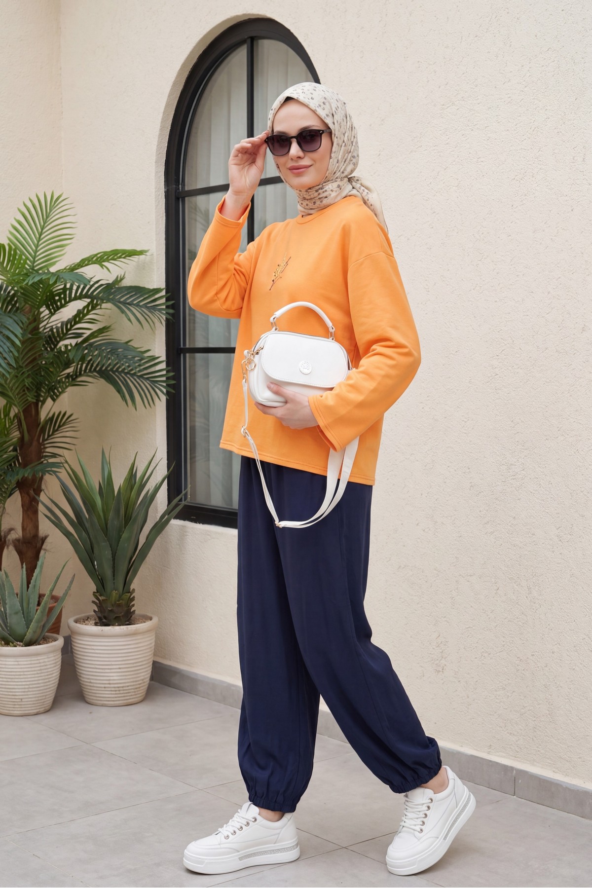 Modal trousers with elasticated waistband, pockets, and drawstring. -Navy blue