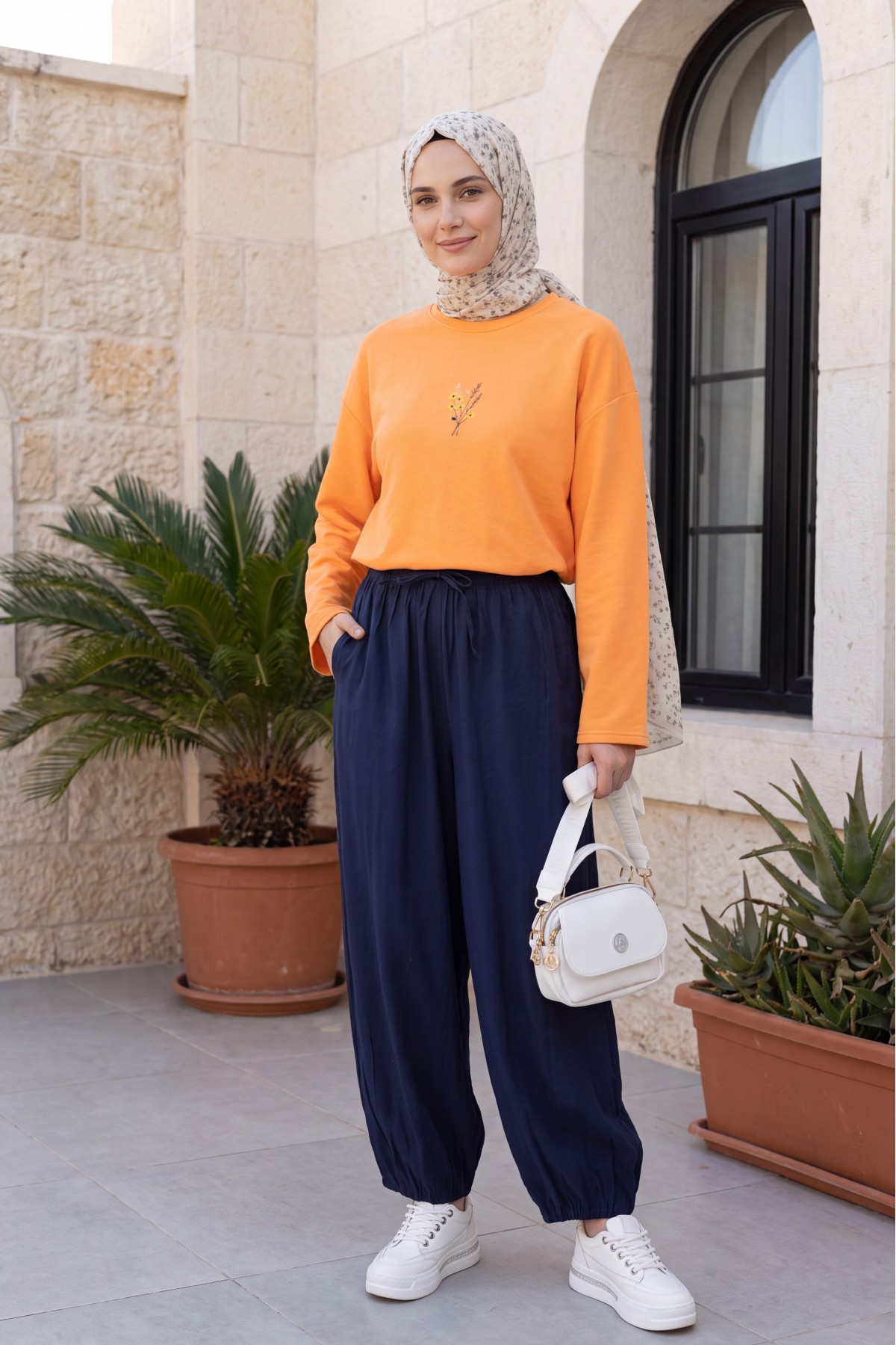 Modal trousers with elasticated waistband, pockets, and drawstring. -Navy blue