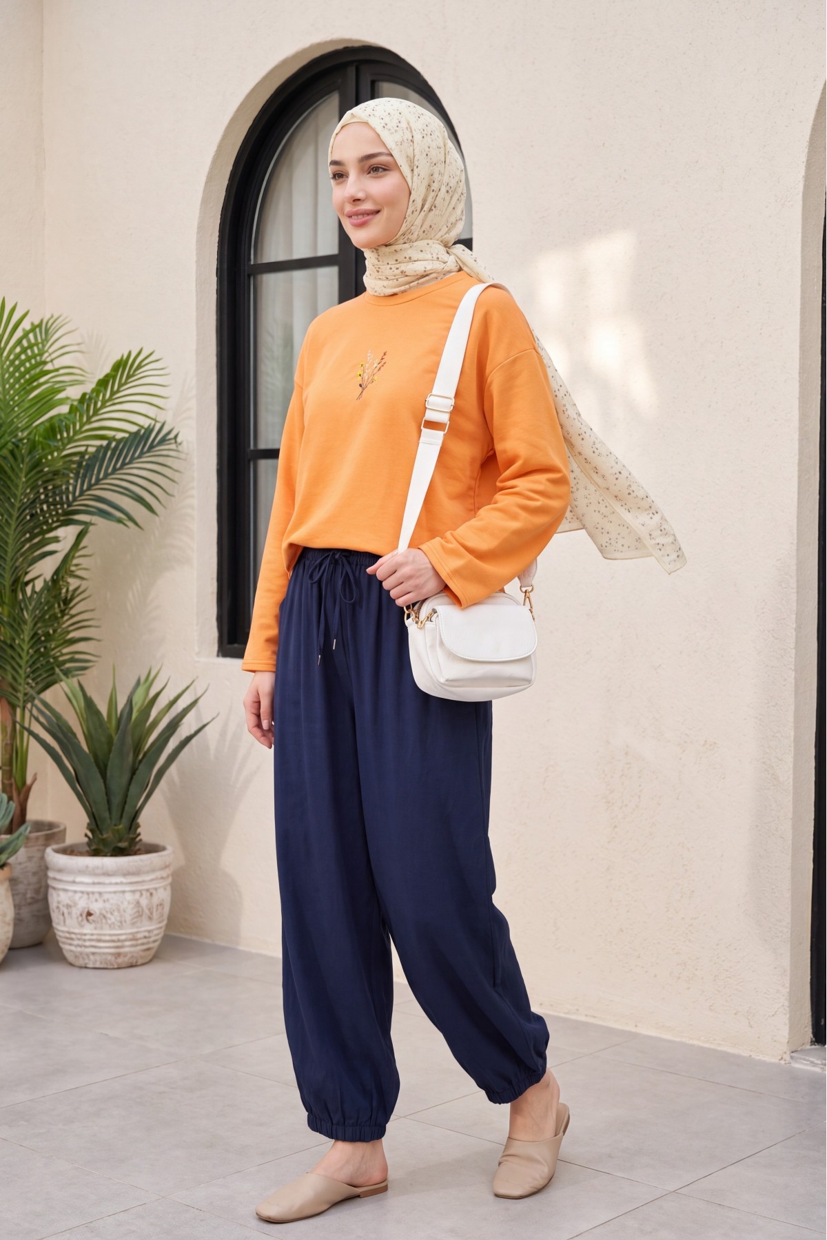 Modal trousers with elasticated waistband, pockets, and drawstring. -Navy blue