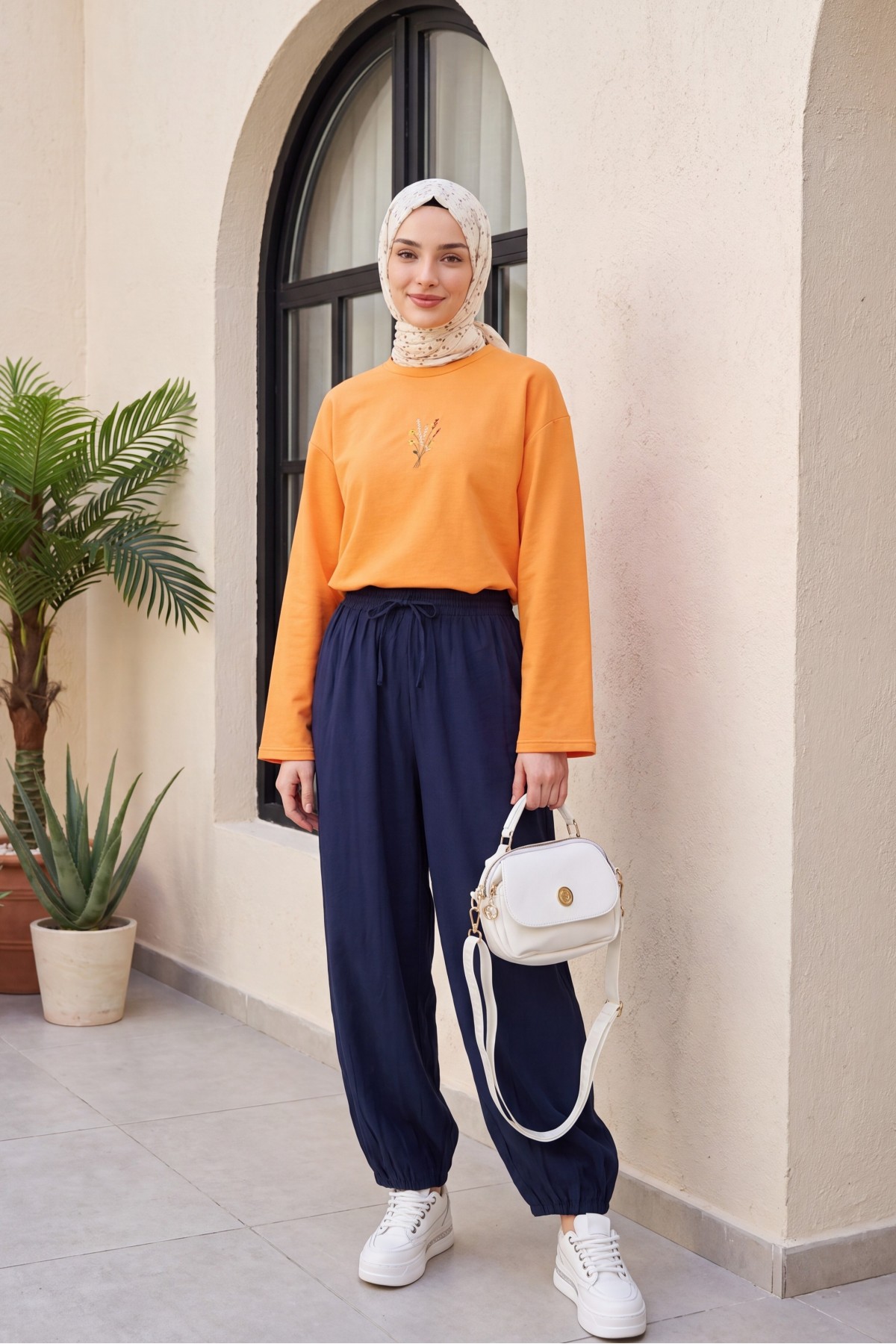 Modal trousers with elasticated waistband, pockets, and drawstring. -Navy blue