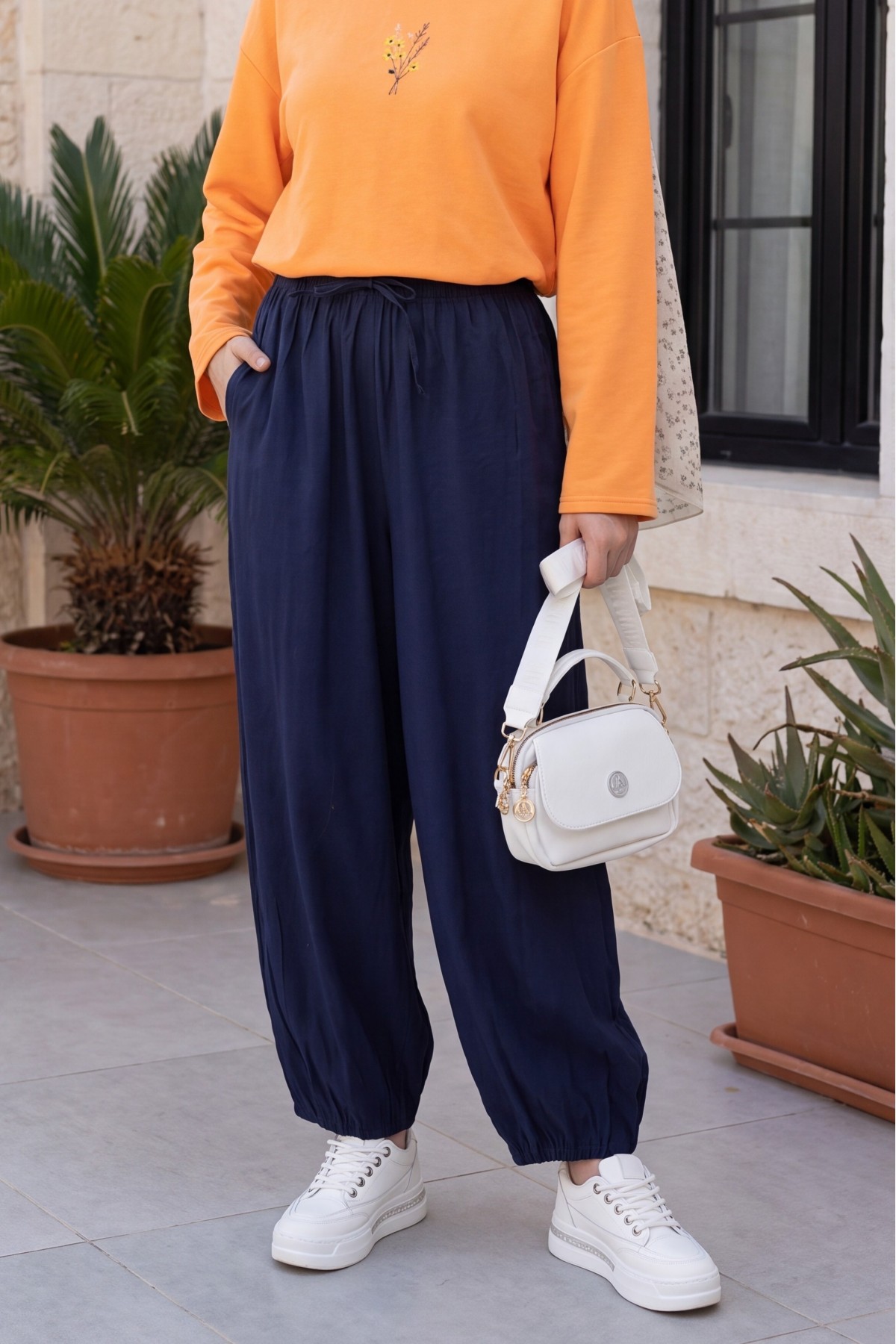 Modal trousers with elasticated waistband, pockets, and drawstring. -Navy blue