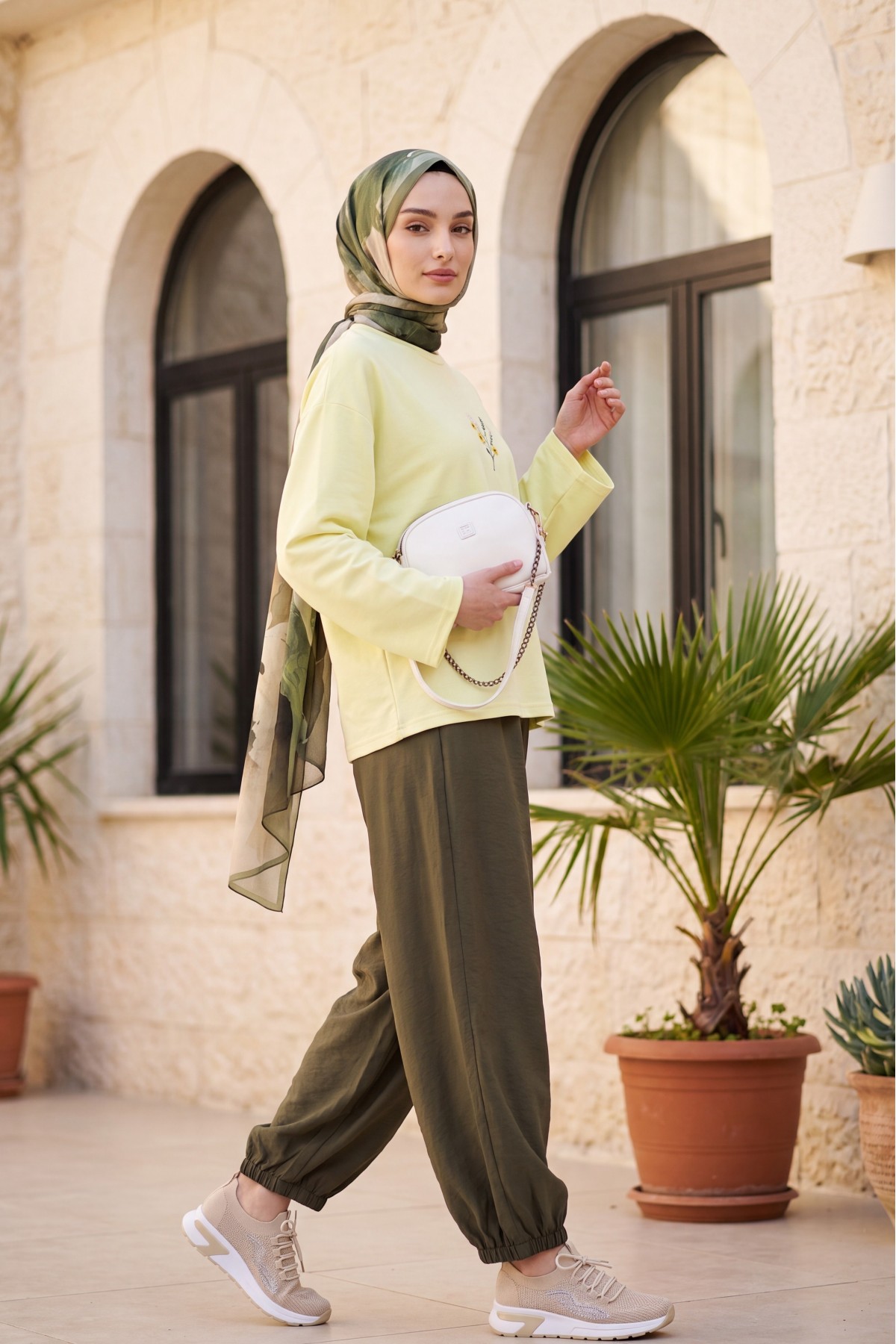 Modal trousers with elasticated waistband, pockets, and drawstring. -Khaki