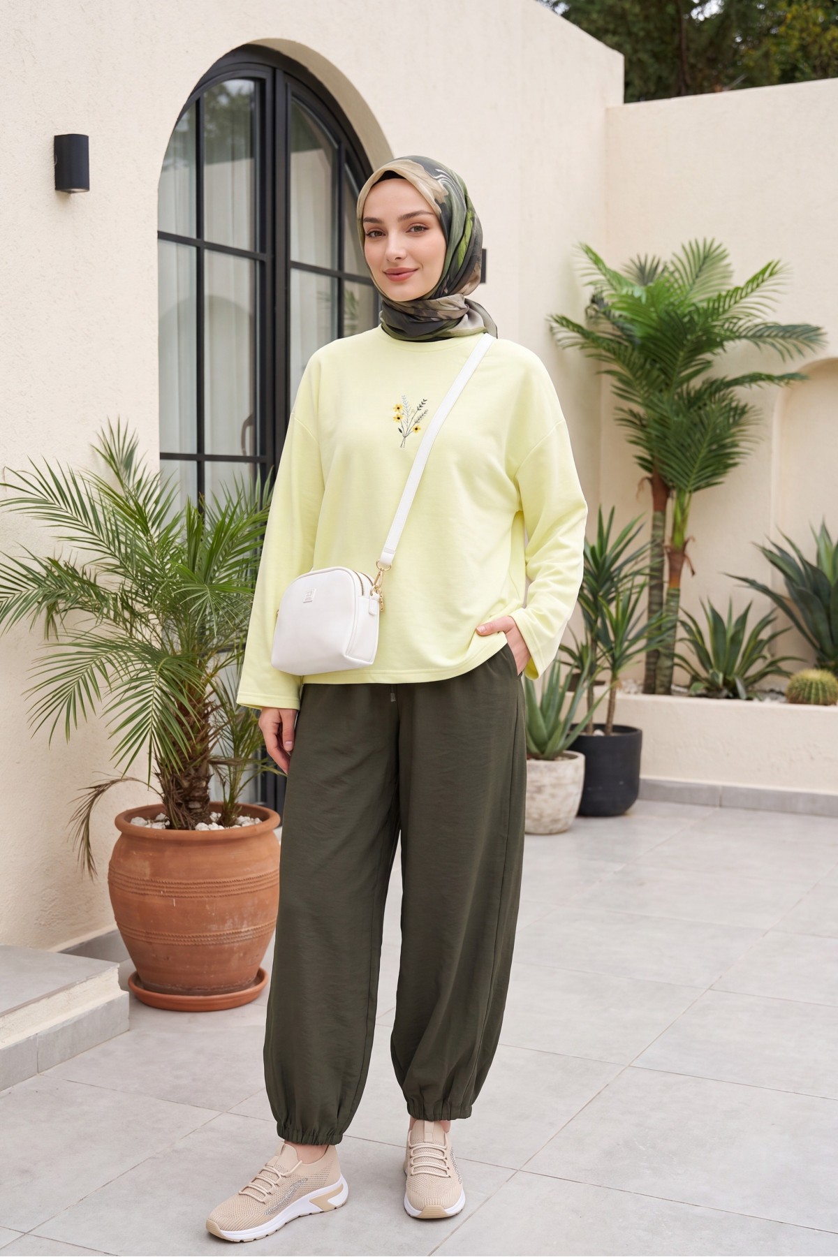 Modal trousers with elasticated waistband, pockets, and drawstring. -Khaki