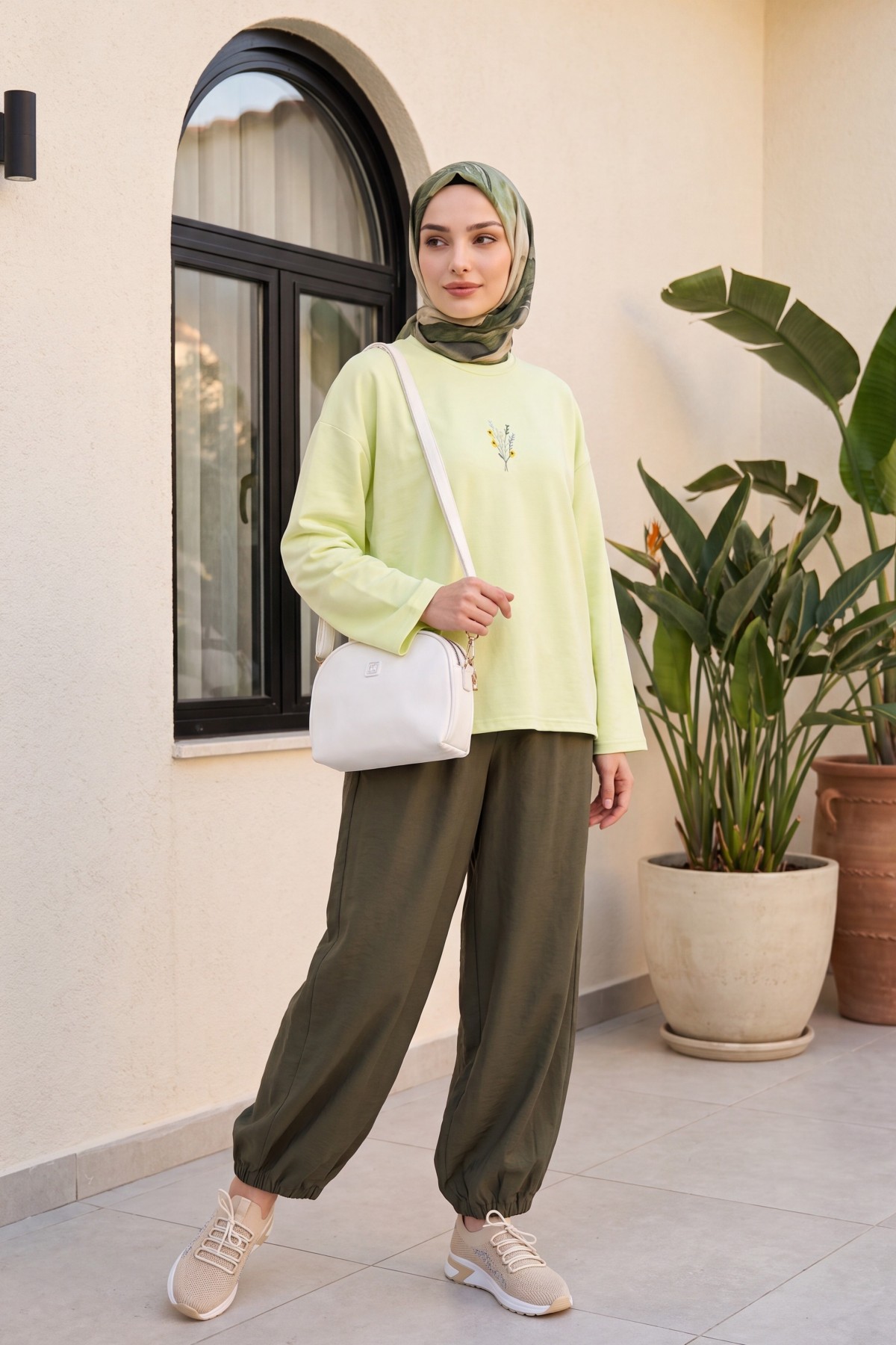 Modal trousers with elasticated waistband, pockets, and drawstring. -Khaki