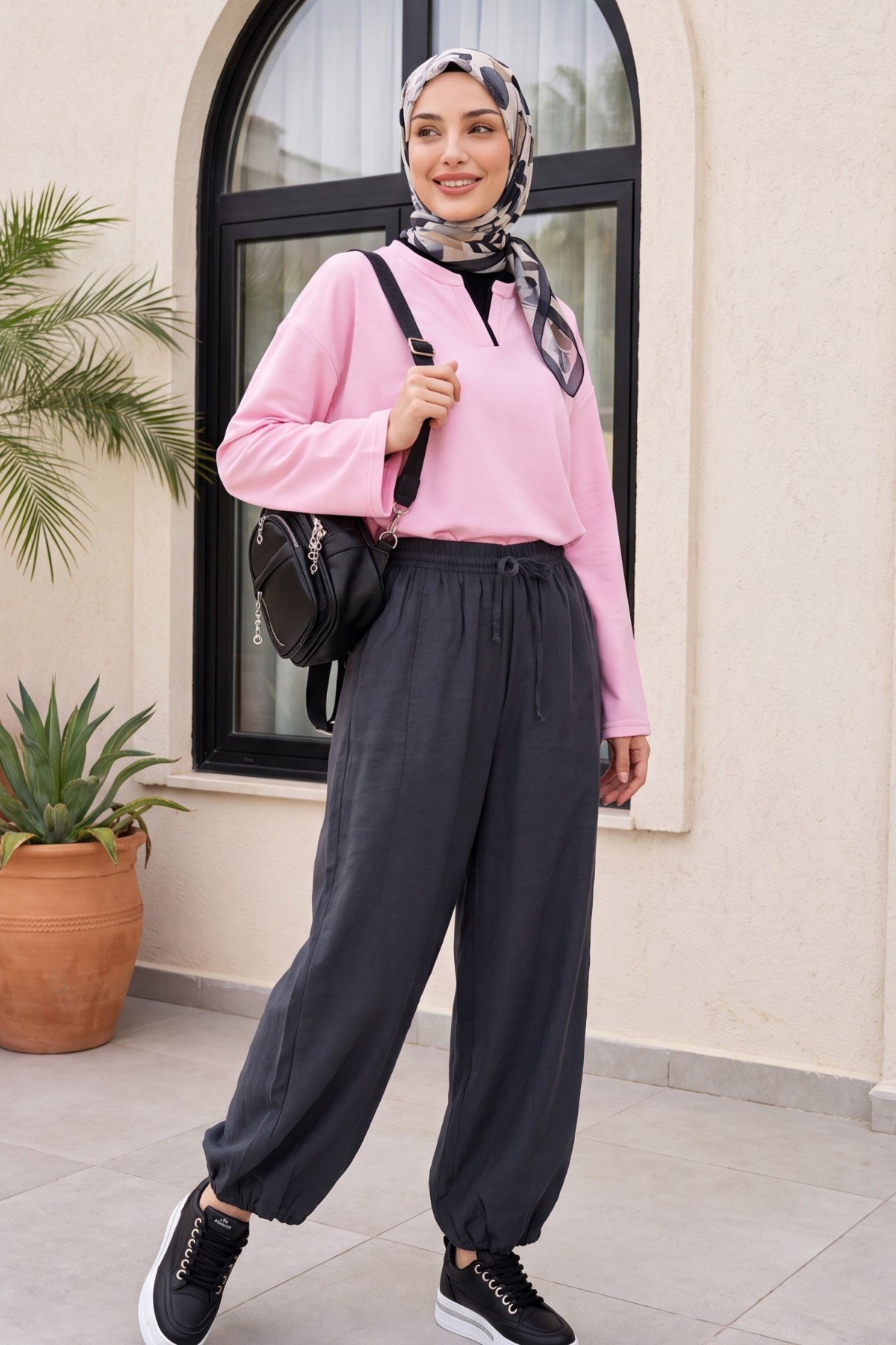 Modal trousers with elasticated waistband, pockets, and drawstring. -Smoked 