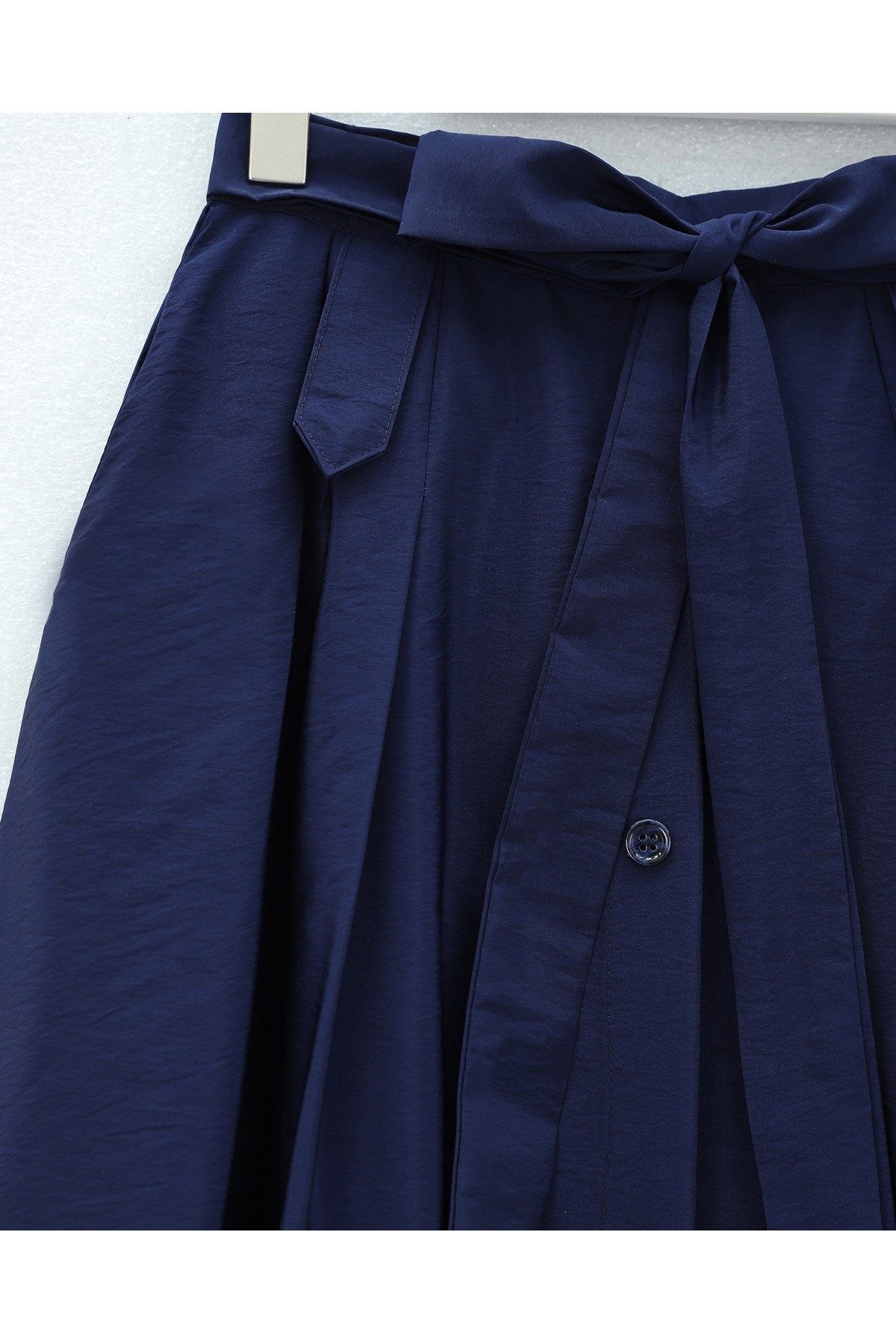 تنورة مظلية بأزرار أمامية ورباط -كحلي