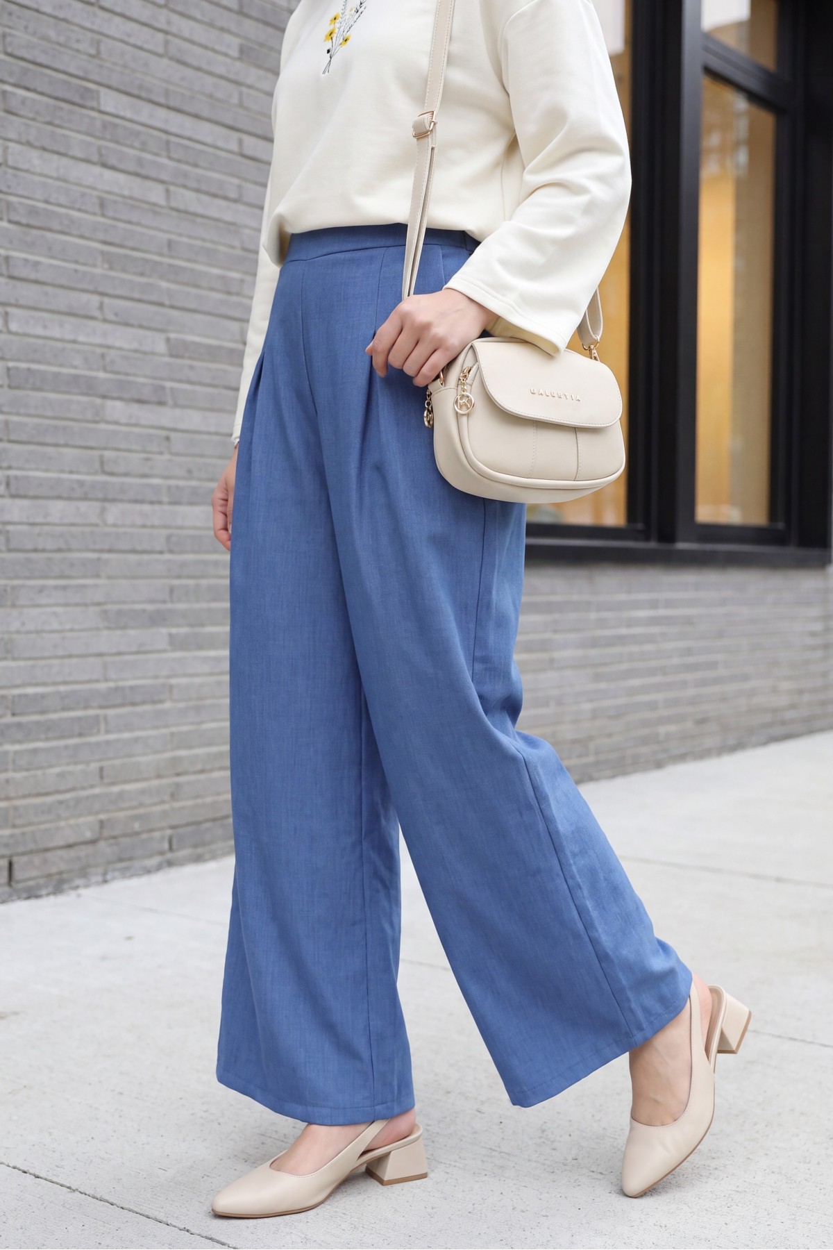 Wide-leg pleated linen-look trousers with elasticated waist. -İndigo