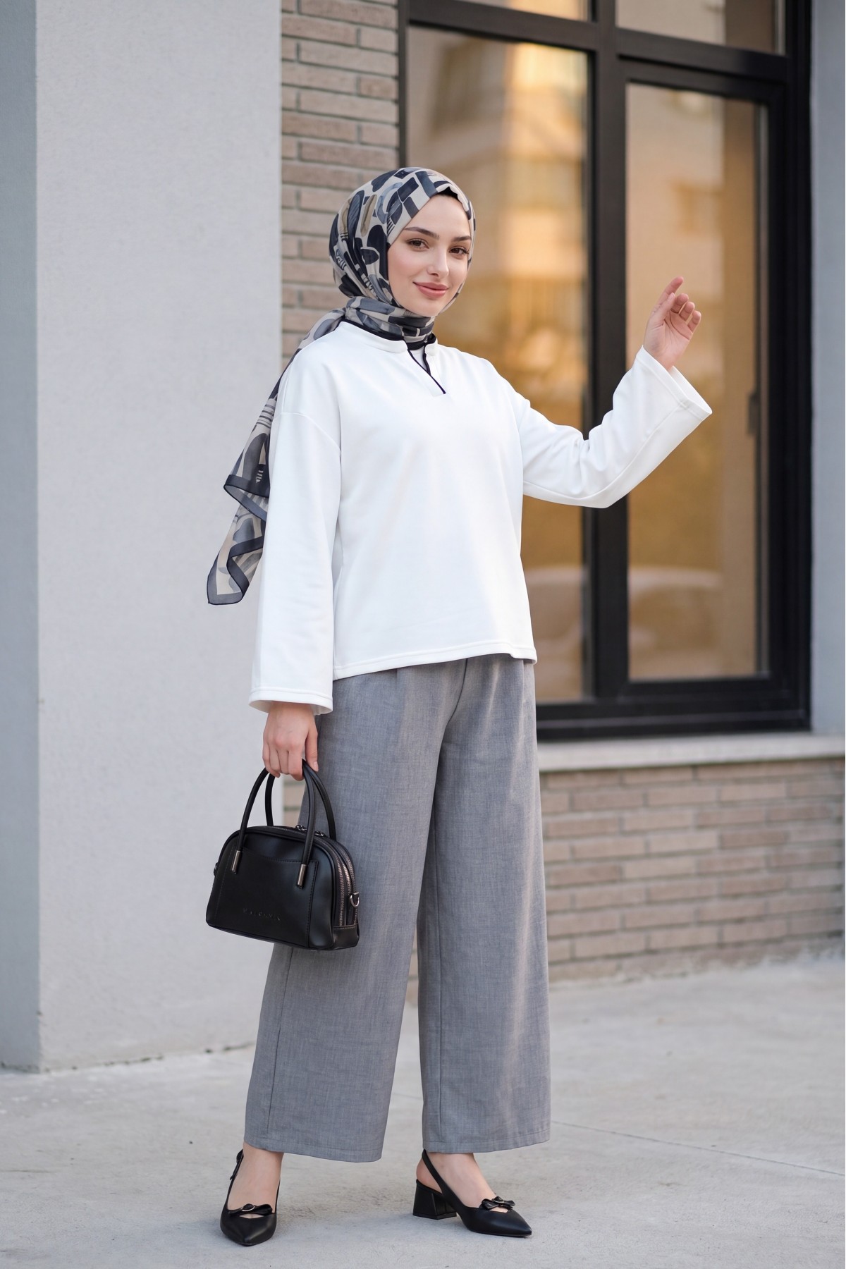 Wide-leg pleated linen-look trousers with elasticated waist. - Light grey