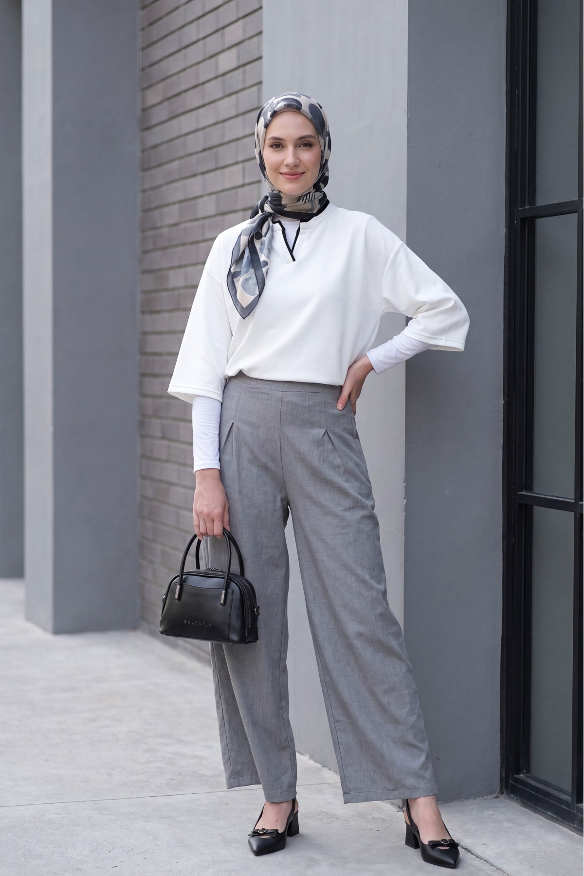 Wide-leg pleated linen-look trousers with elasticated waist. - Light grey