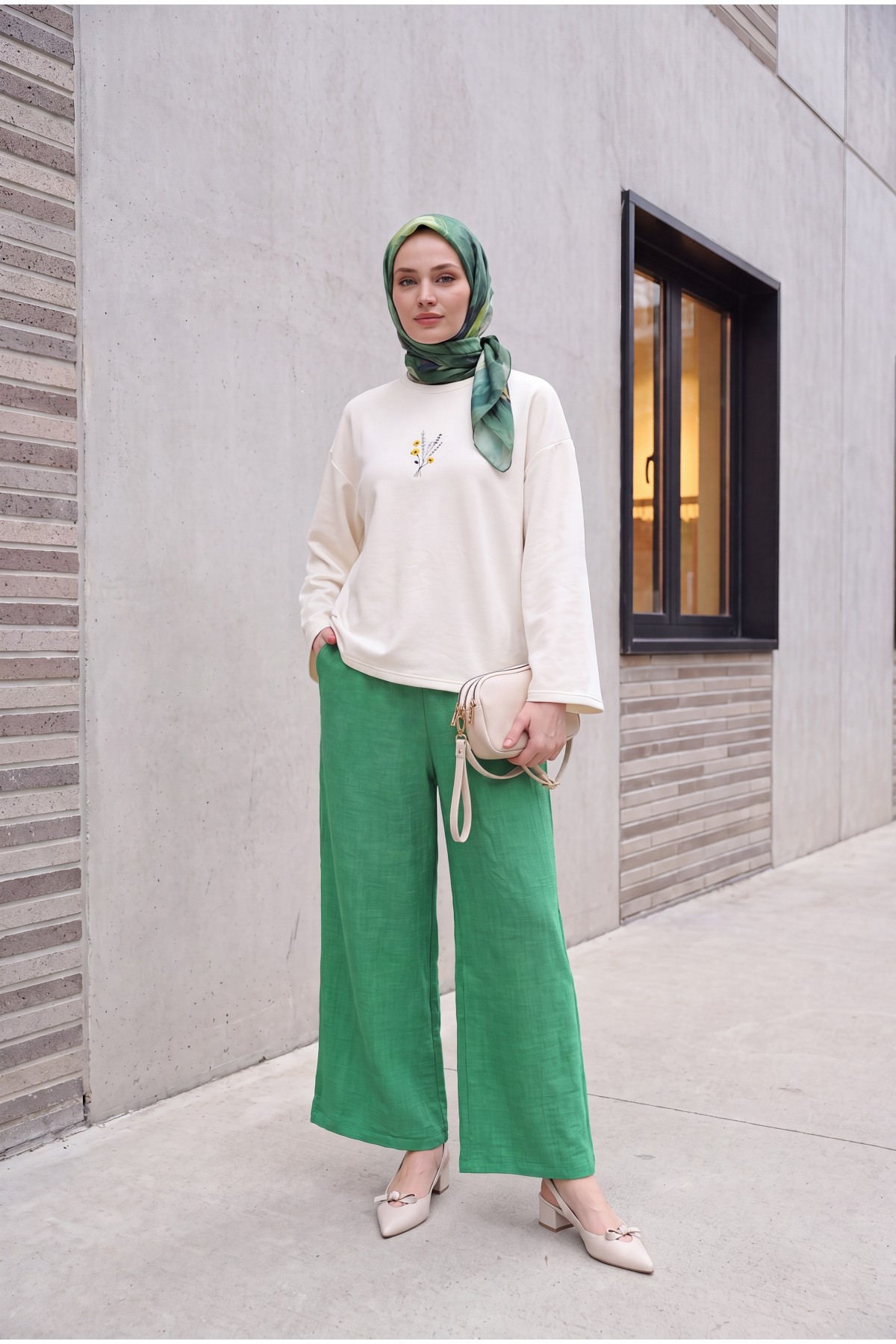 Wide-leg pleated linen-look trousers with elasticated waist. -LIGHT GREEN
