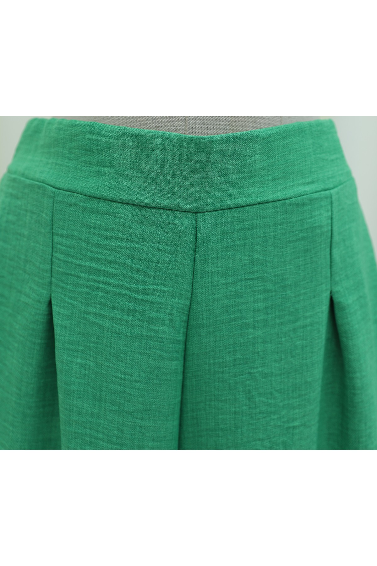 Wide-leg pleated linen-look trousers with elasticated waist. -LIGHT GREEN