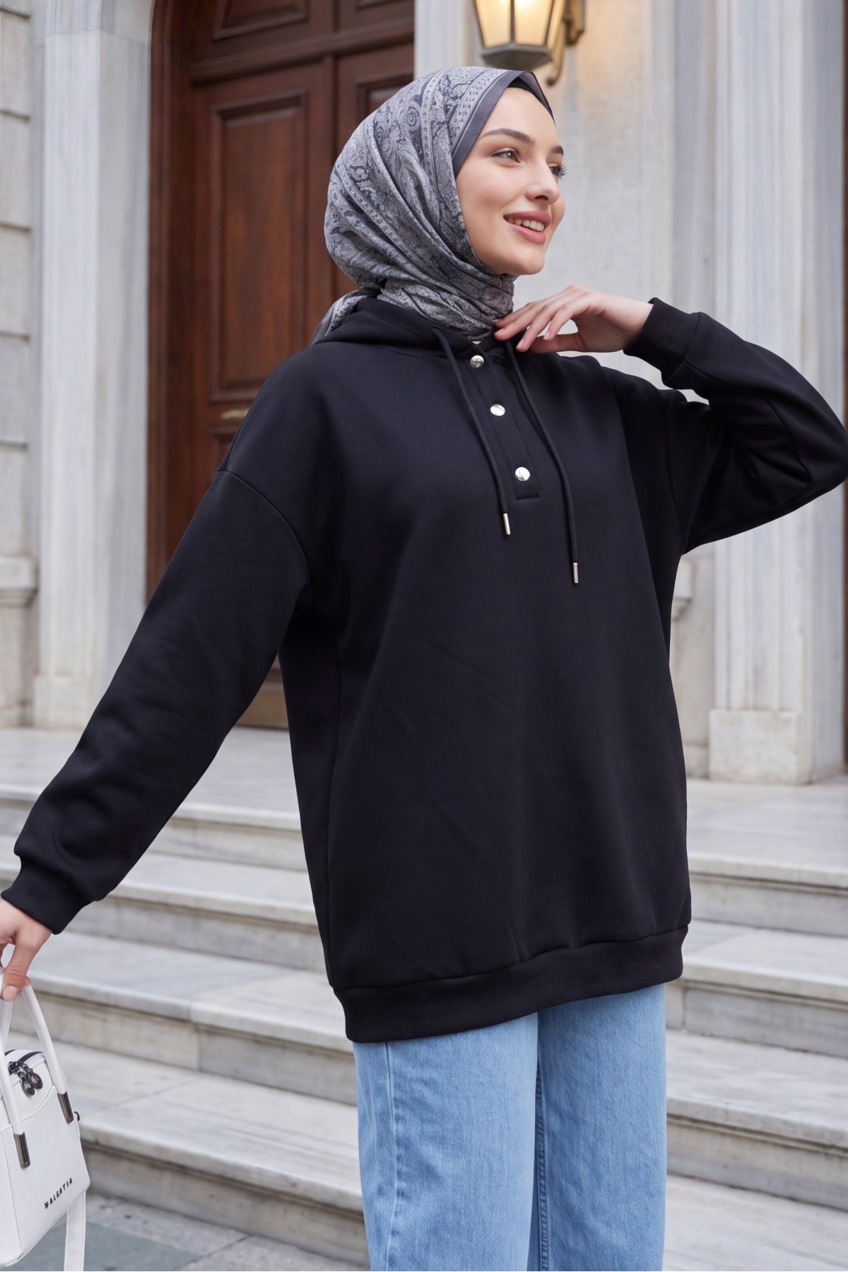 Yakası Çıtçıtlı Kapşonlu Şardonlu Üç İplik Sweat -Siyah
